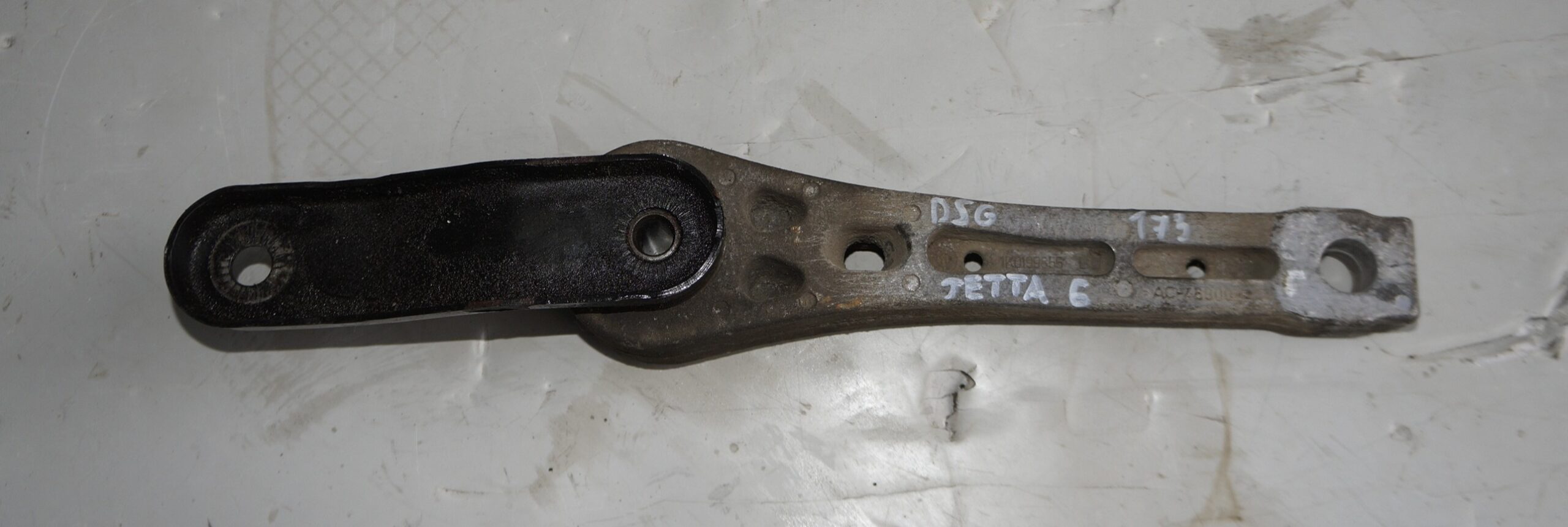 Опора кпп задняя фольксваген джетта 6 17318151 (1)