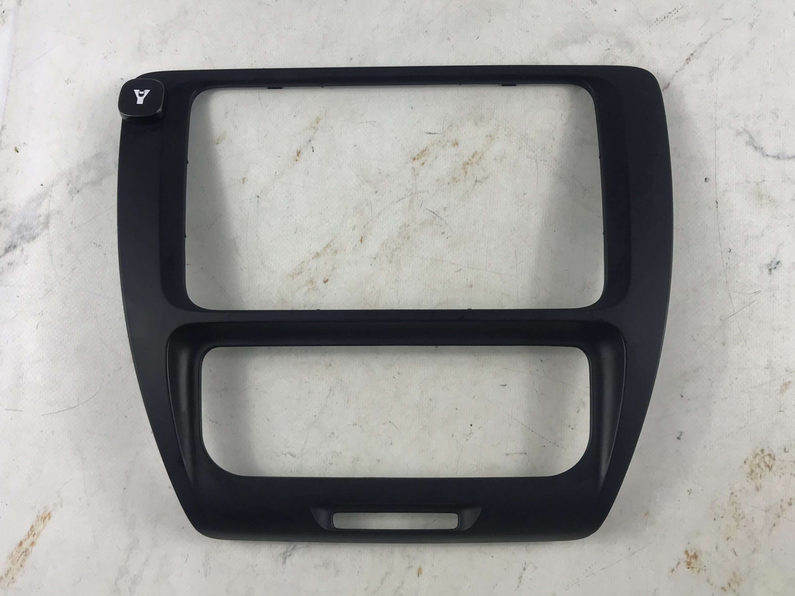 Рамка штатной магнитолы фольксваген джетта 6 17318191 (1)