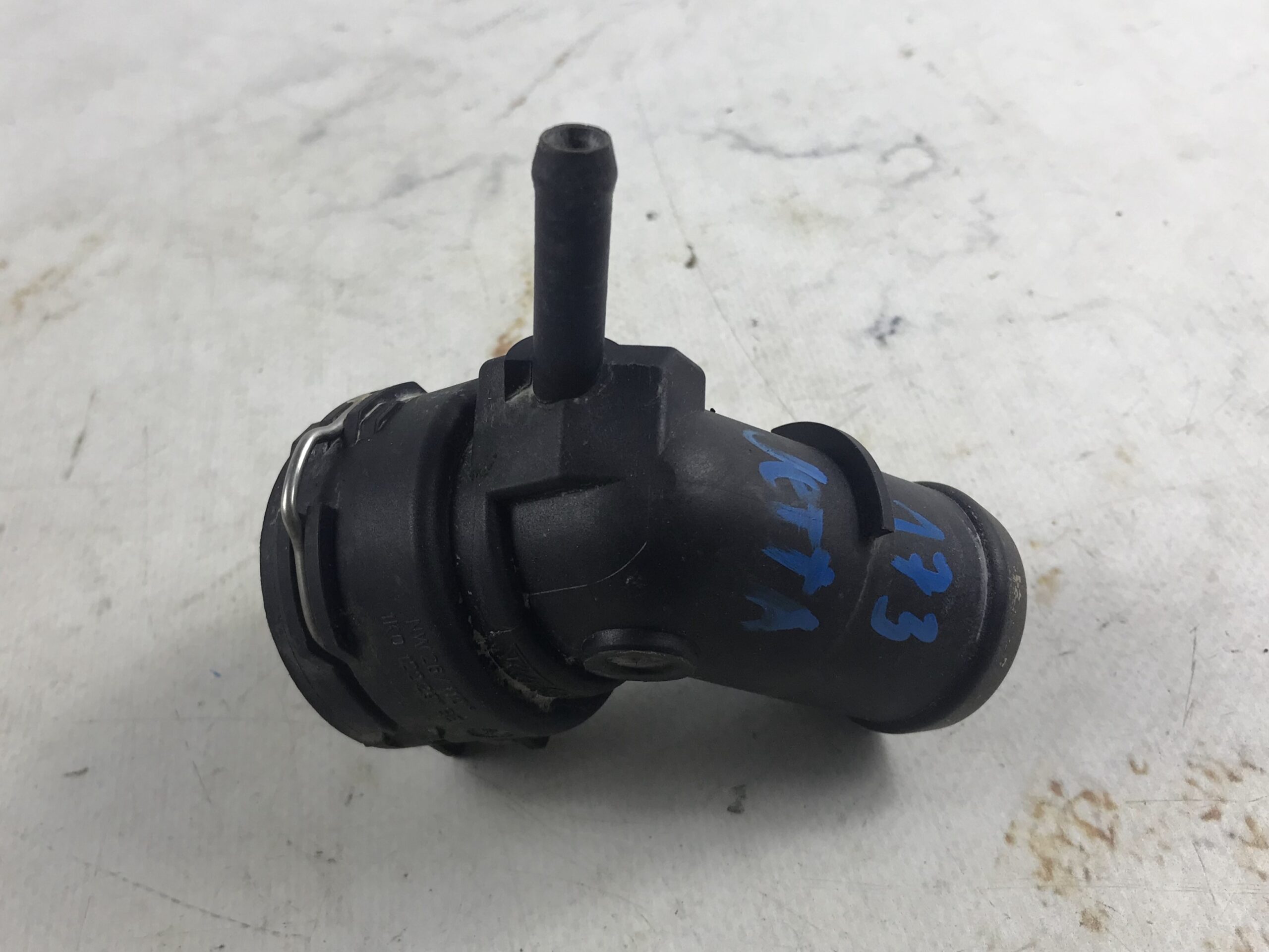 Тройник патрубка фланец верхний фольксваген джетта 6 17318232 (1)