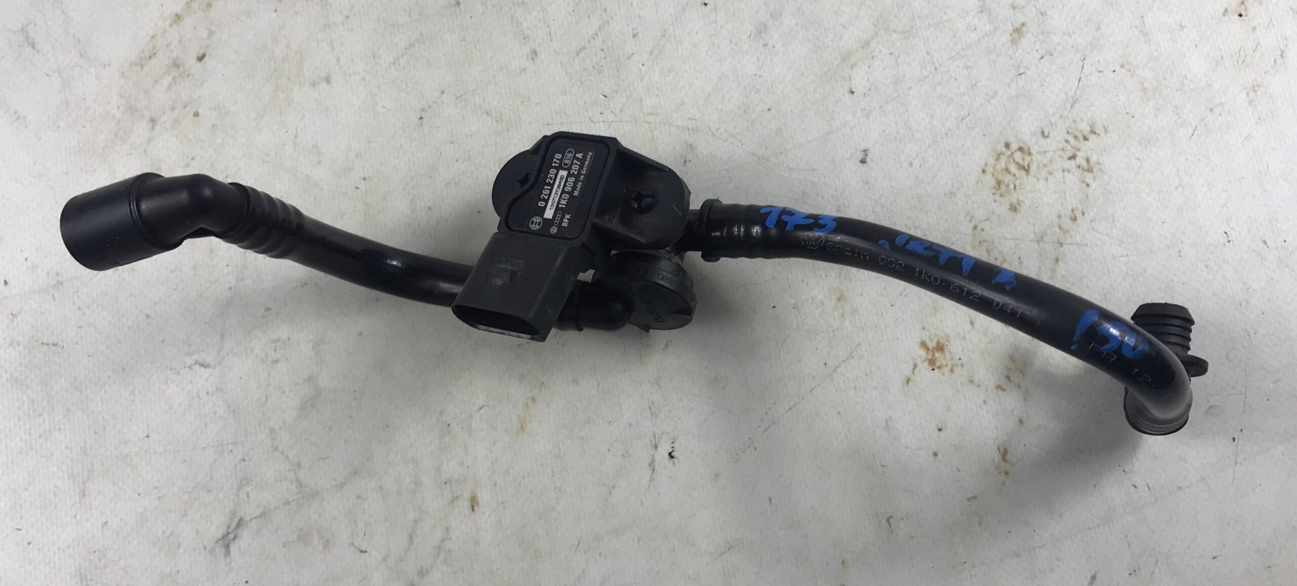 Трубка вакуумная с датчиком как на фото фольксваген джетта 6 17318239 (1)