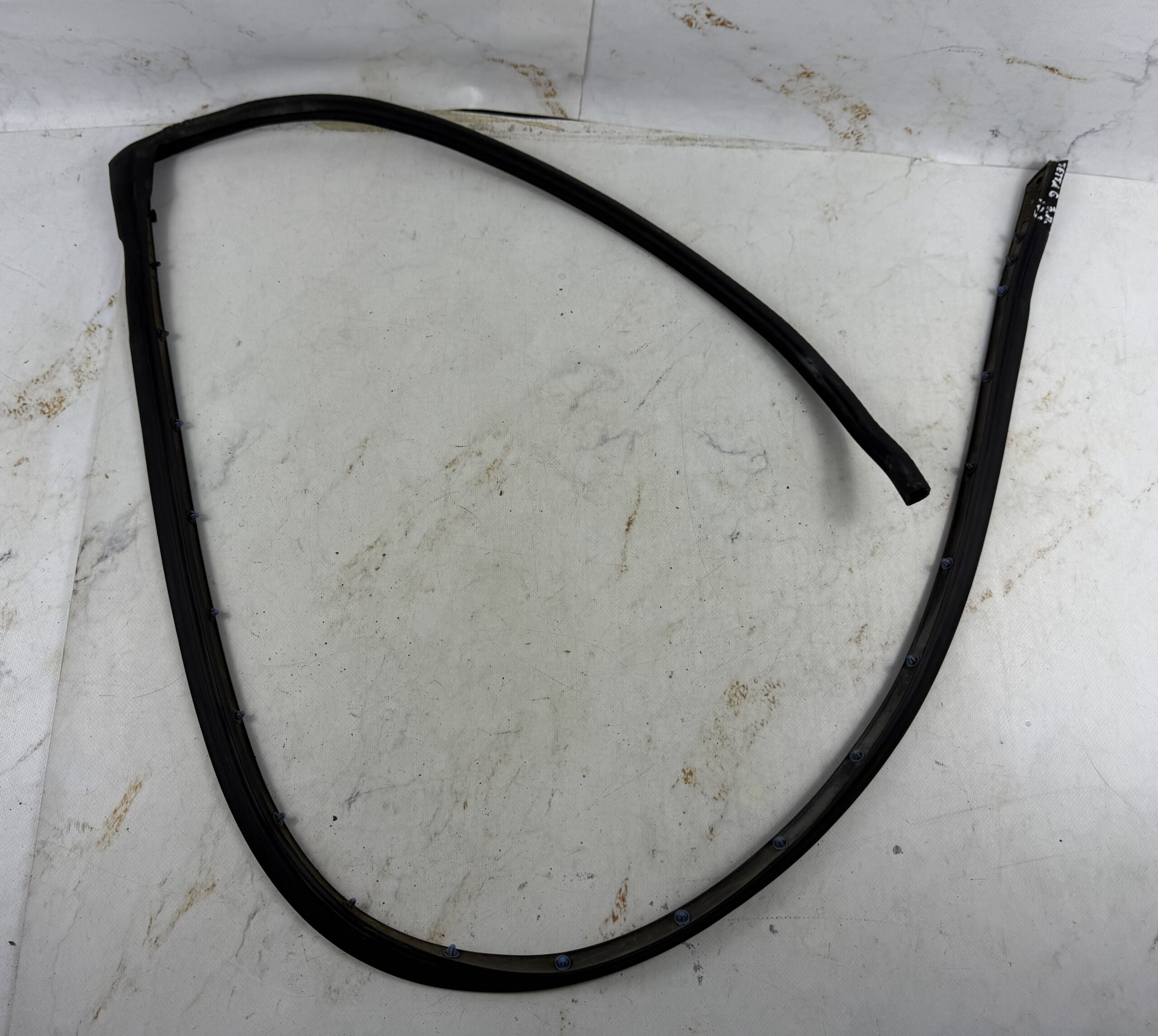 Уплотнитель резиновый с двери задней правой нижний фольксваген джетта 6 17318252 (1)