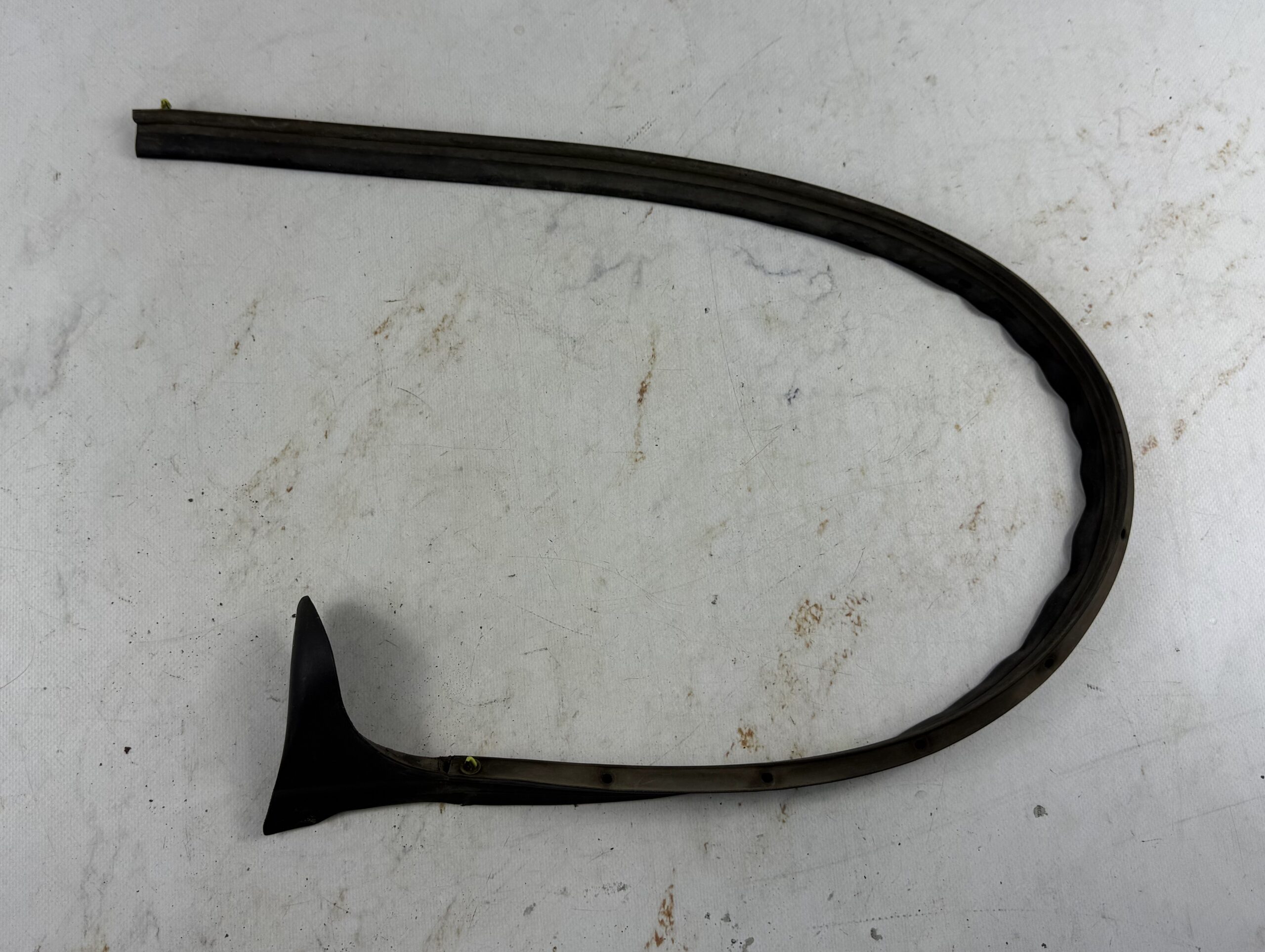 Уплотнитель резиновый с двери передней левой нижний фольксваген джетта 6 17318253 (1)