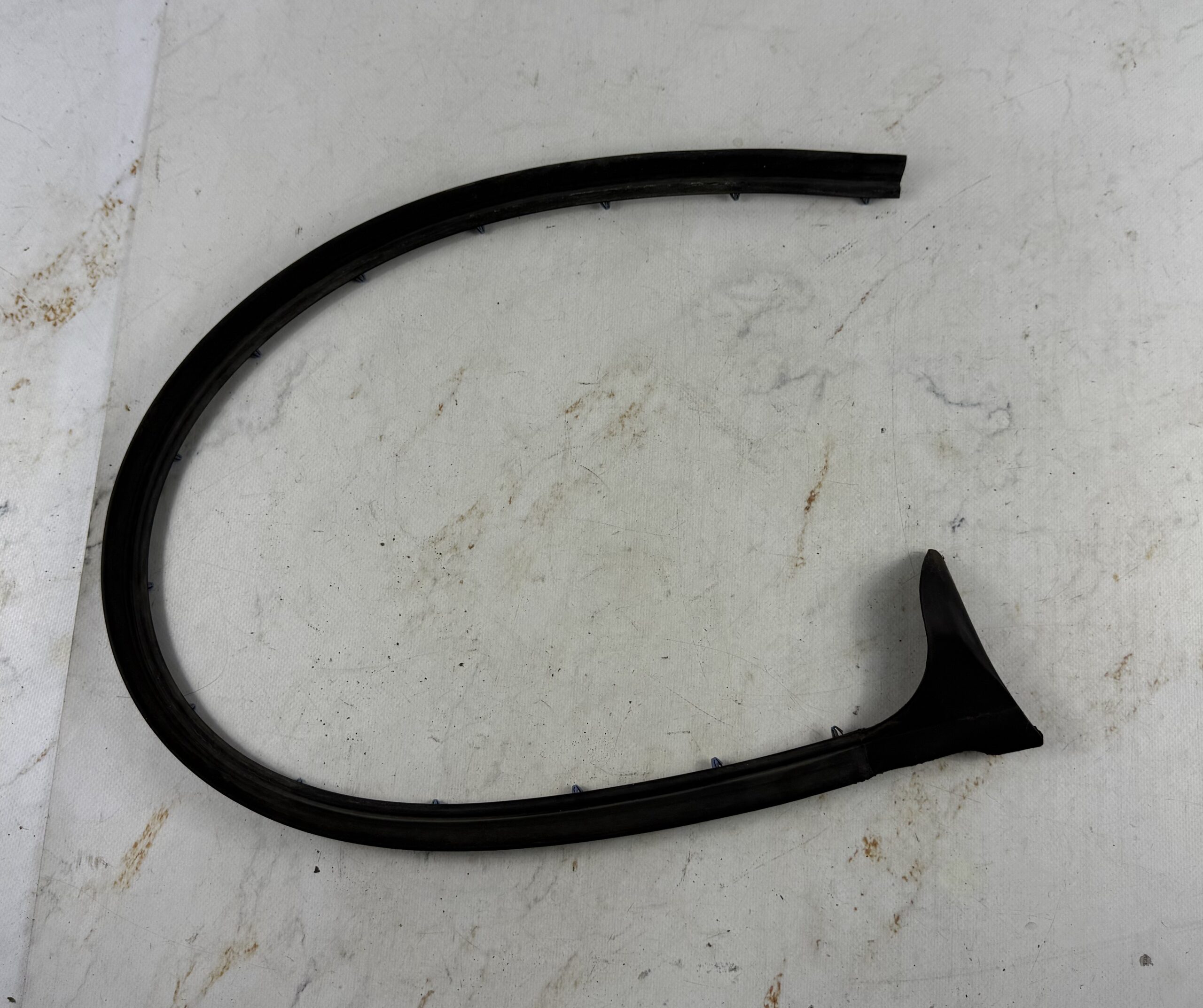 Уплотнитель резиновый с двери передней правой нижний фольксваген джетта 6 17318254 (1)