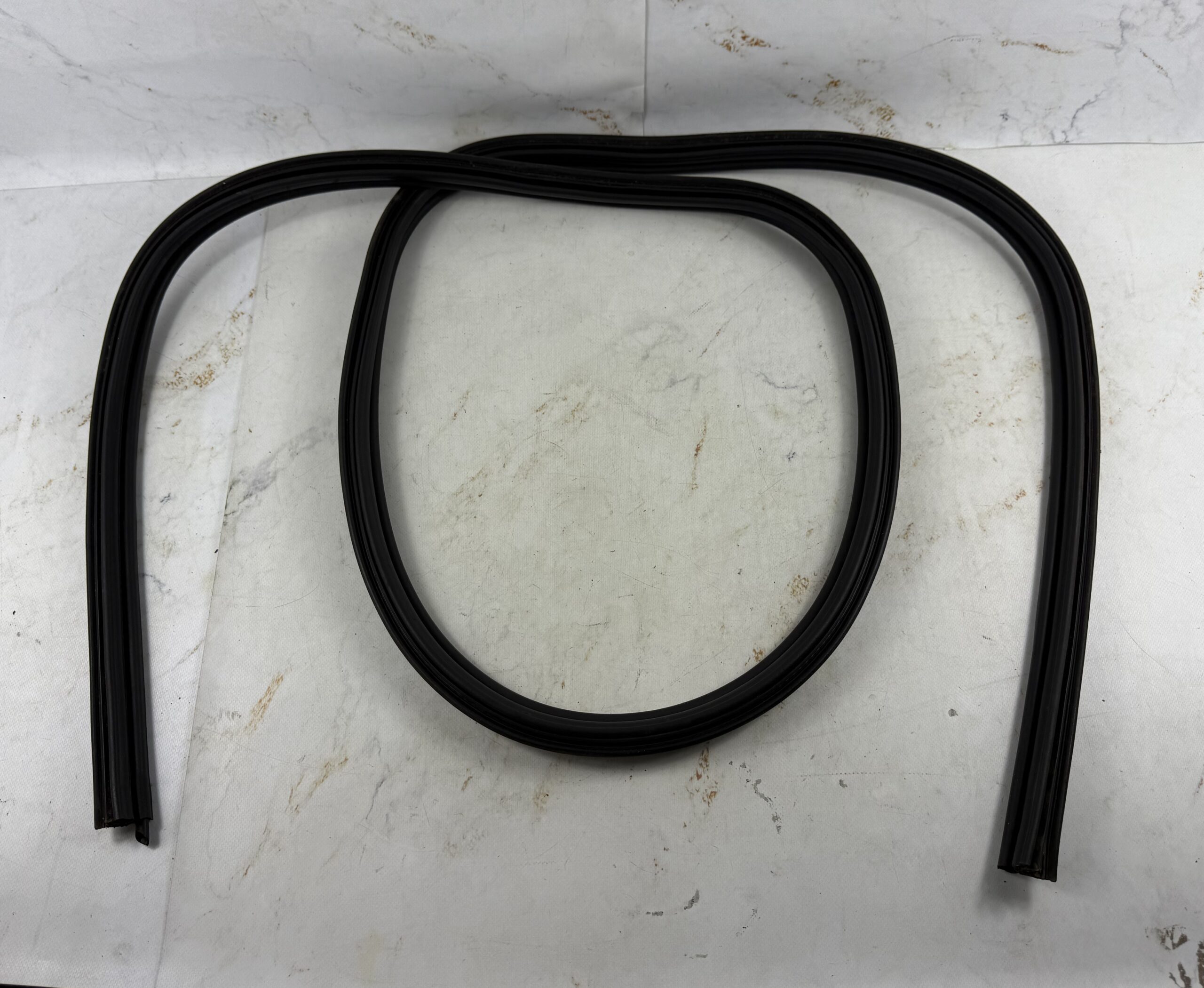 Уплотнитель резиновый с проёма багажника фольксваген джетта 6 17318255 (1)