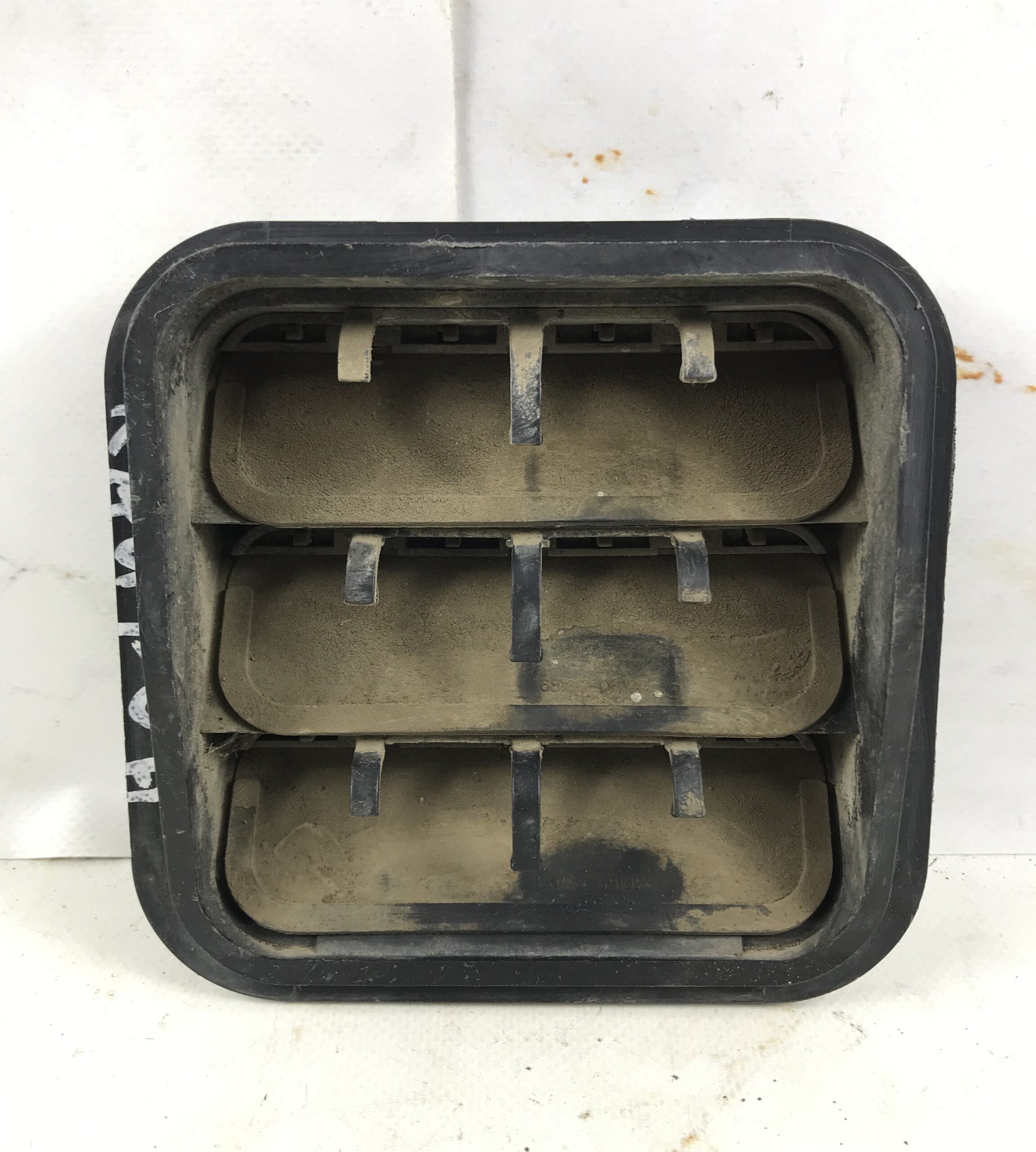 Решетка вентиляционная левая=правая для сангёнг кайрен 17401191 (1)