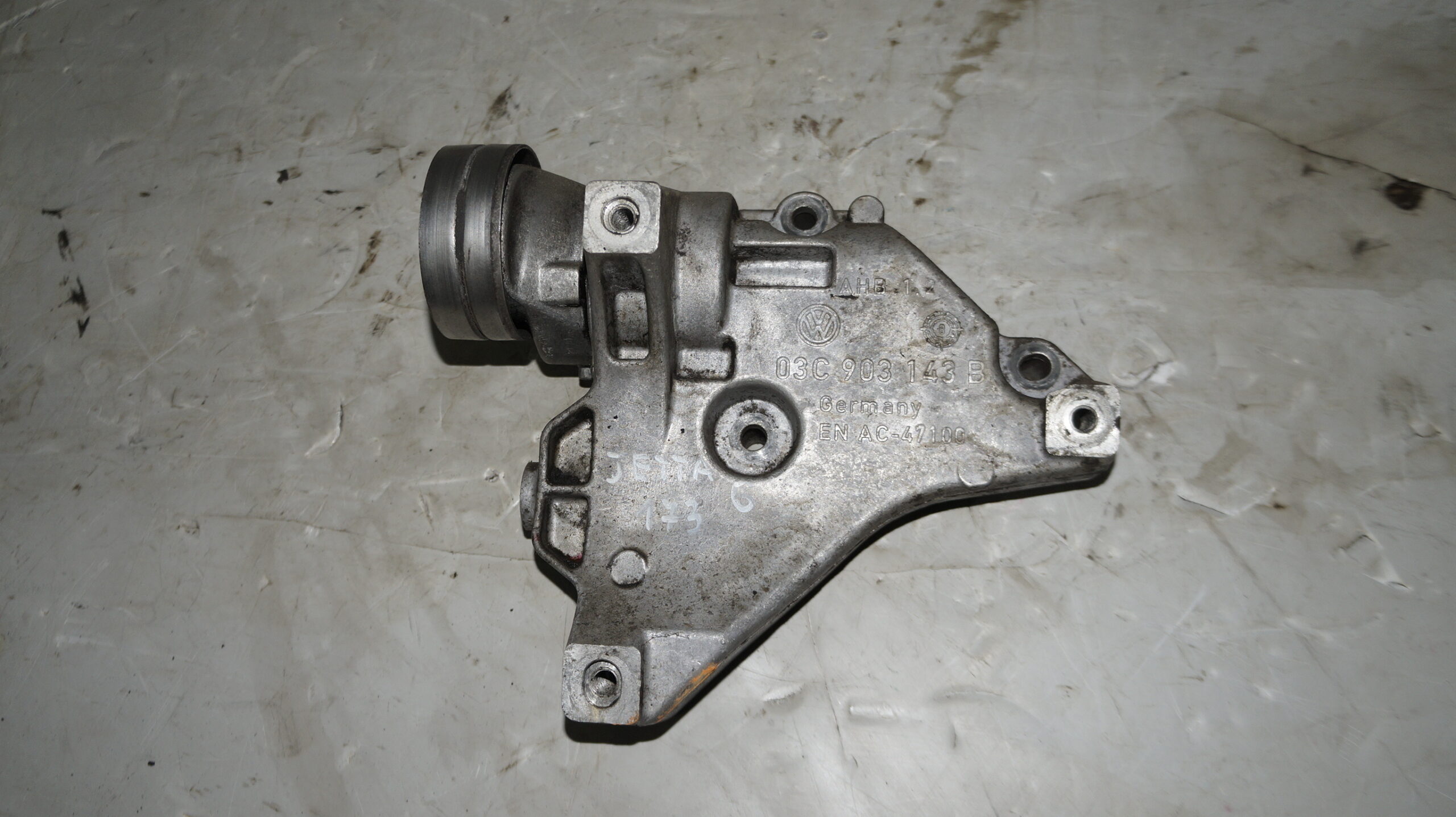 17318308 кронштейн компрессора кондиционера vw jetta 6 (1)