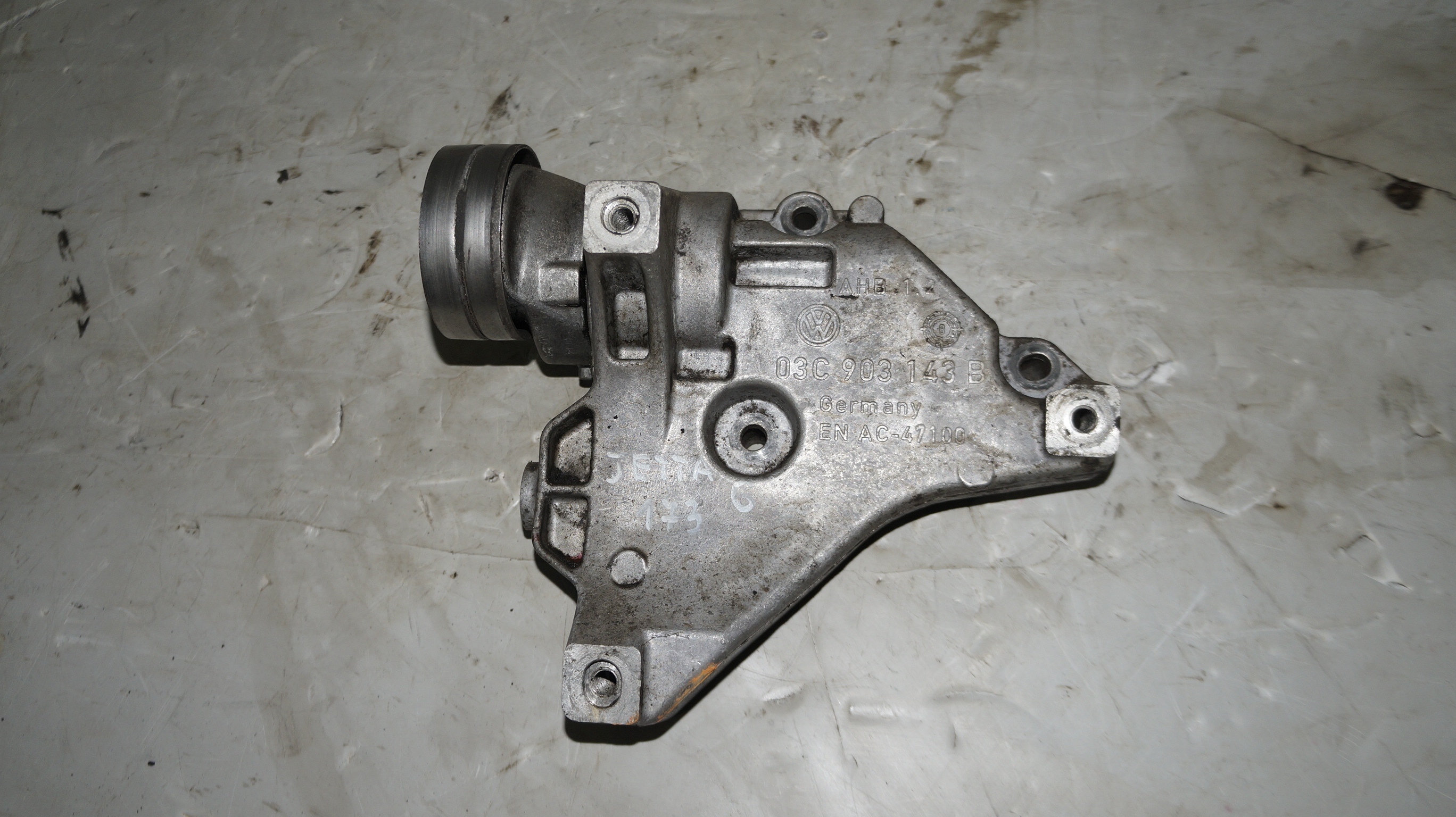 17318308 кронштейн компрессора кондиционера vw jetta 6 (1)