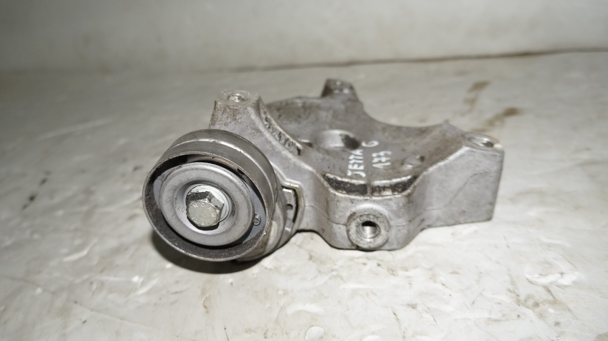 17318308 кронштейн компрессора кондиционера vw jetta 6 (3)