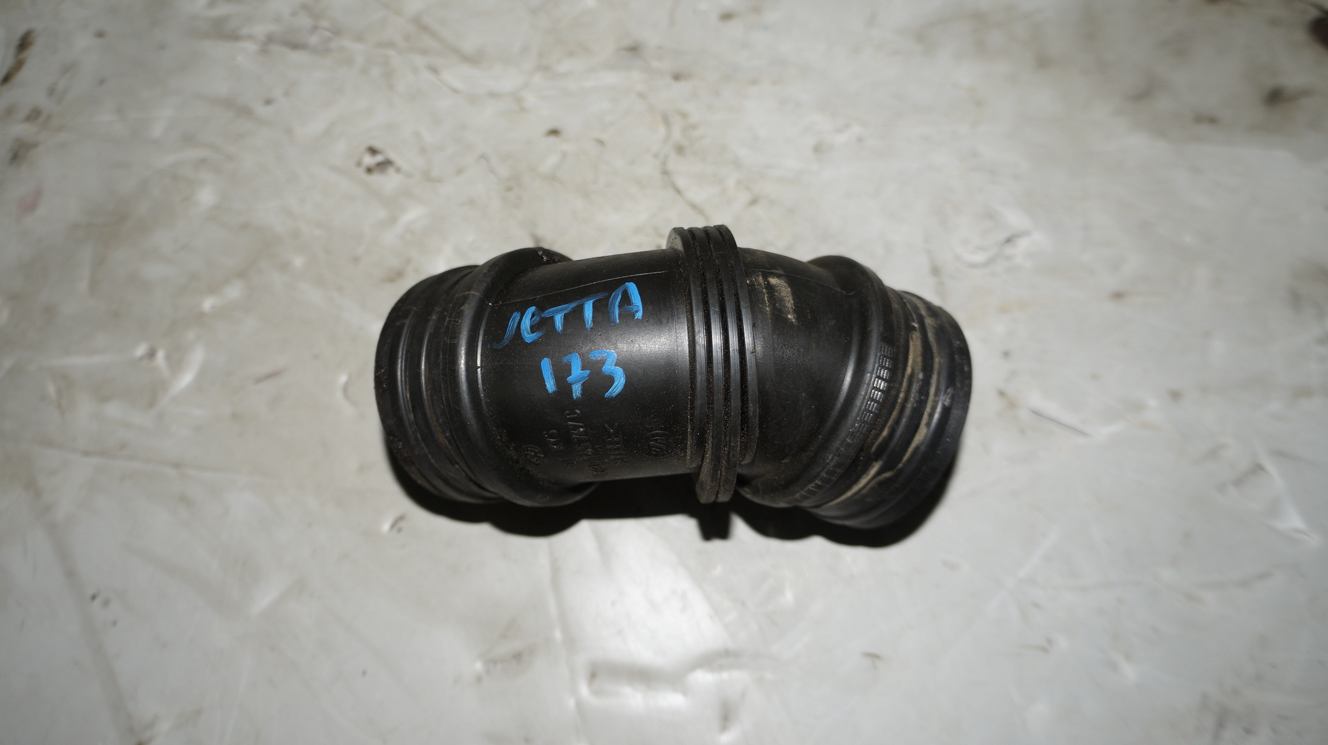 17318310 патрубок гофрированный vw jetta 6 (1)