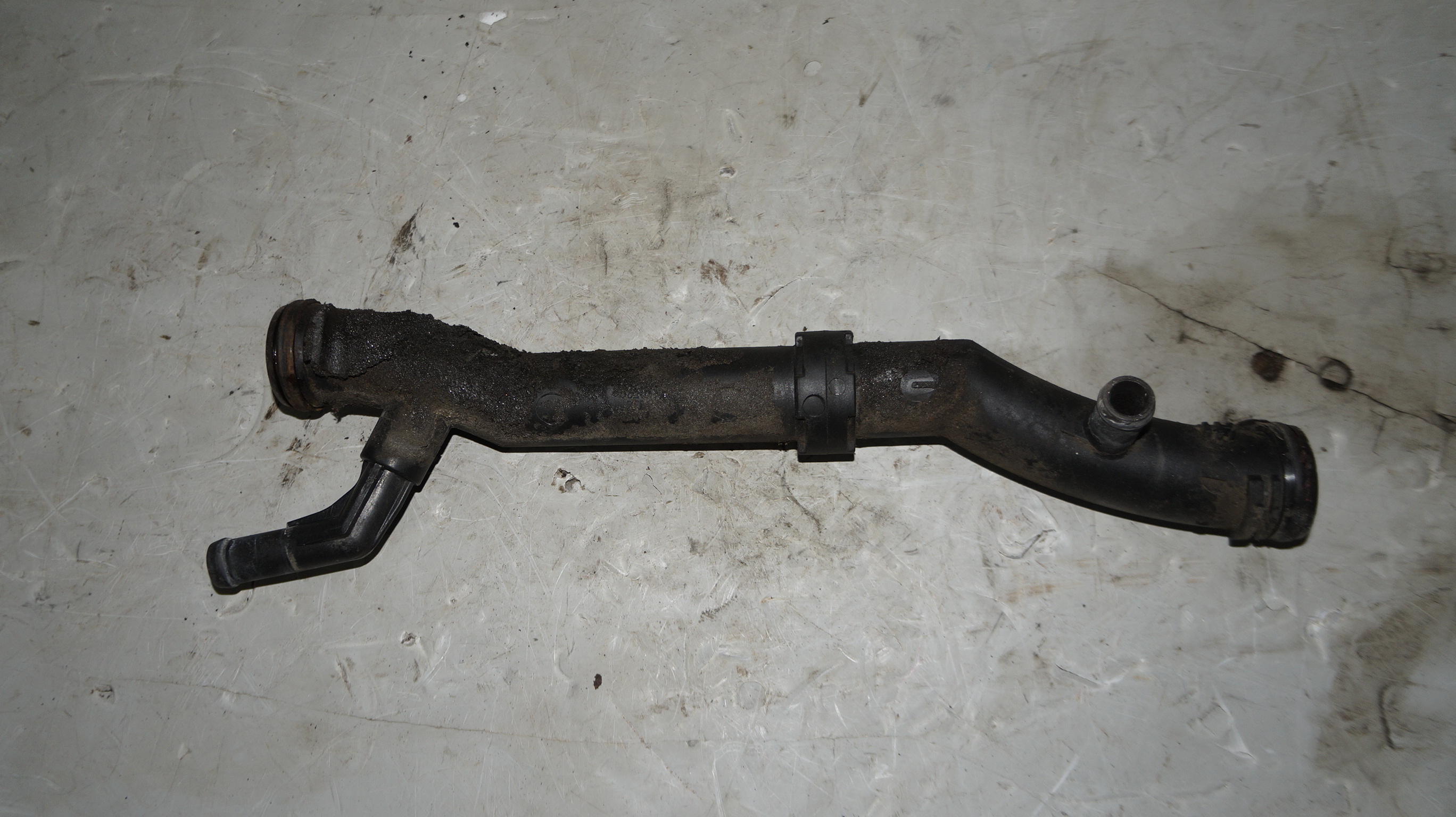 17318311 патрубок помпы vw jetta 6 (2)