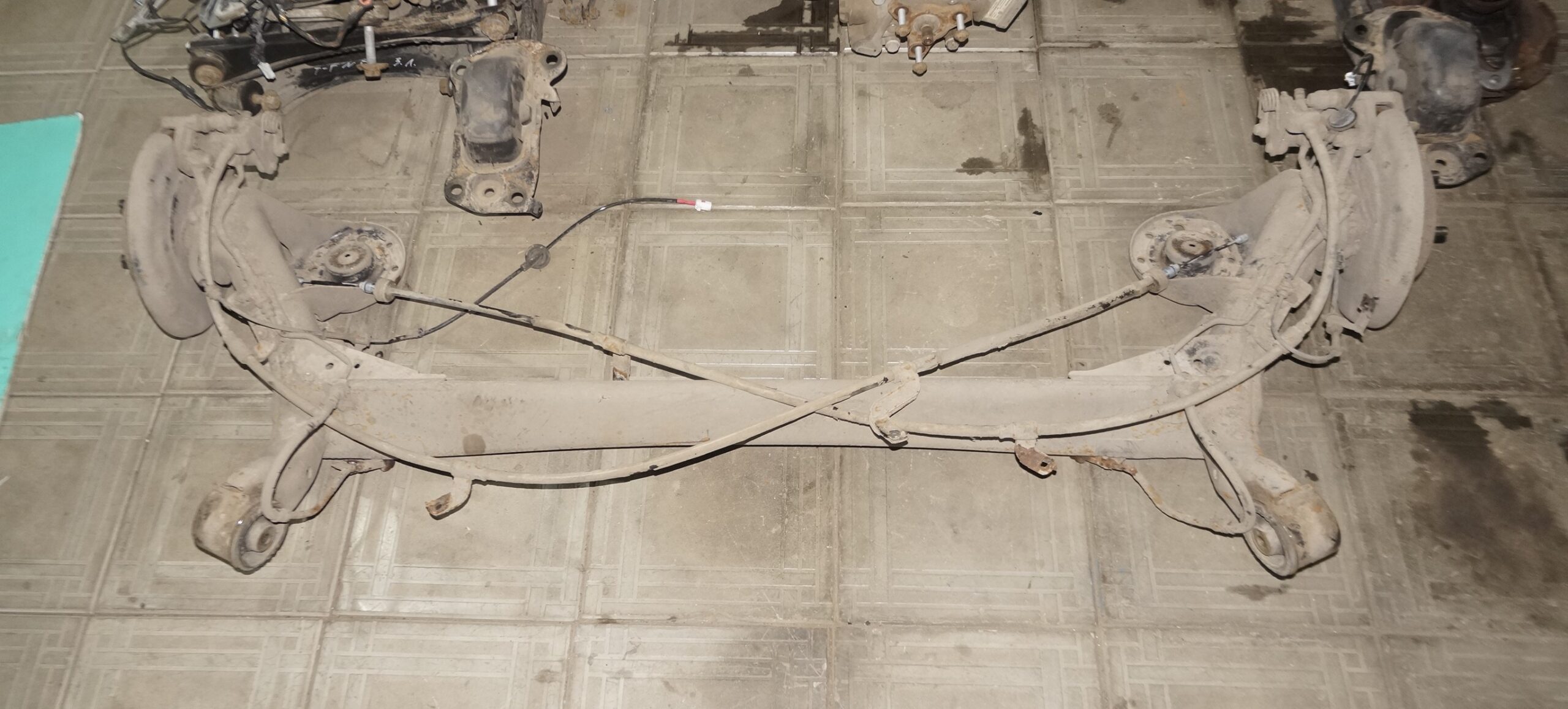 17704003 балка задняя комплект для установки вместо барабанных hyundai solaris (1)