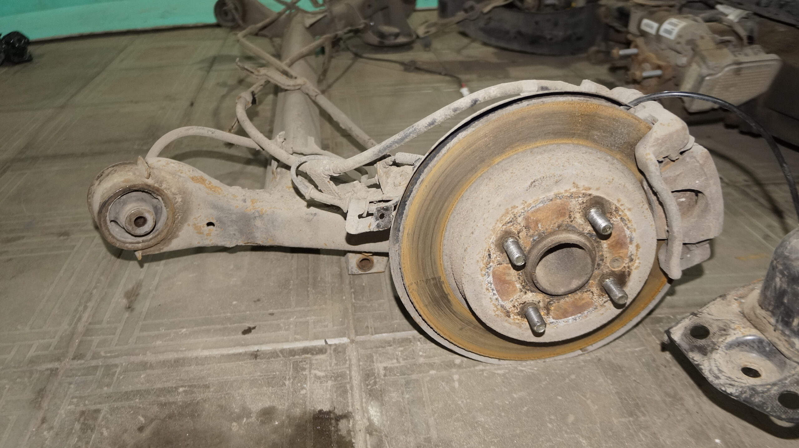 17704003 балка задняя комплект для установки вместо барабанных hyundai solaris (3)
