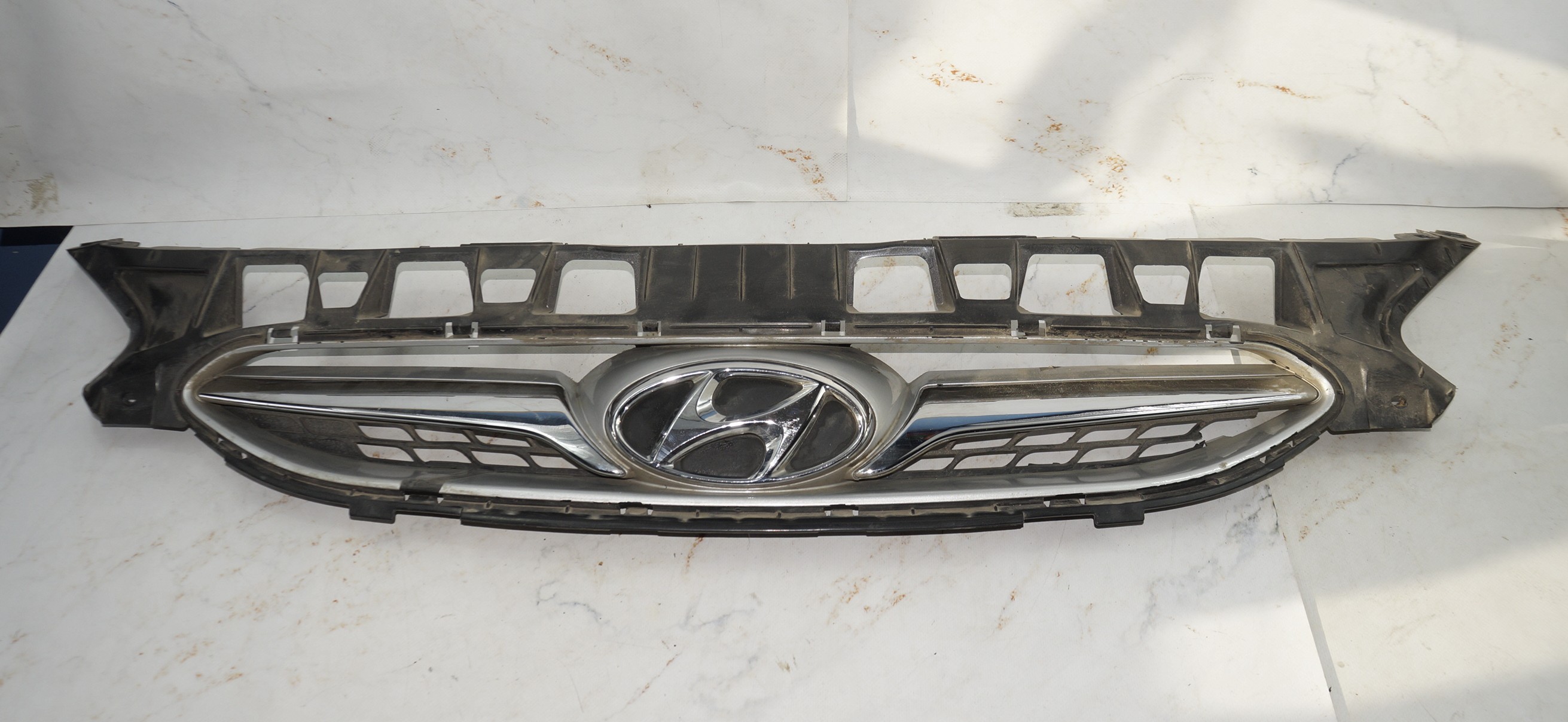 17704006 решетка радиатора центральная hyundai solaris (1)