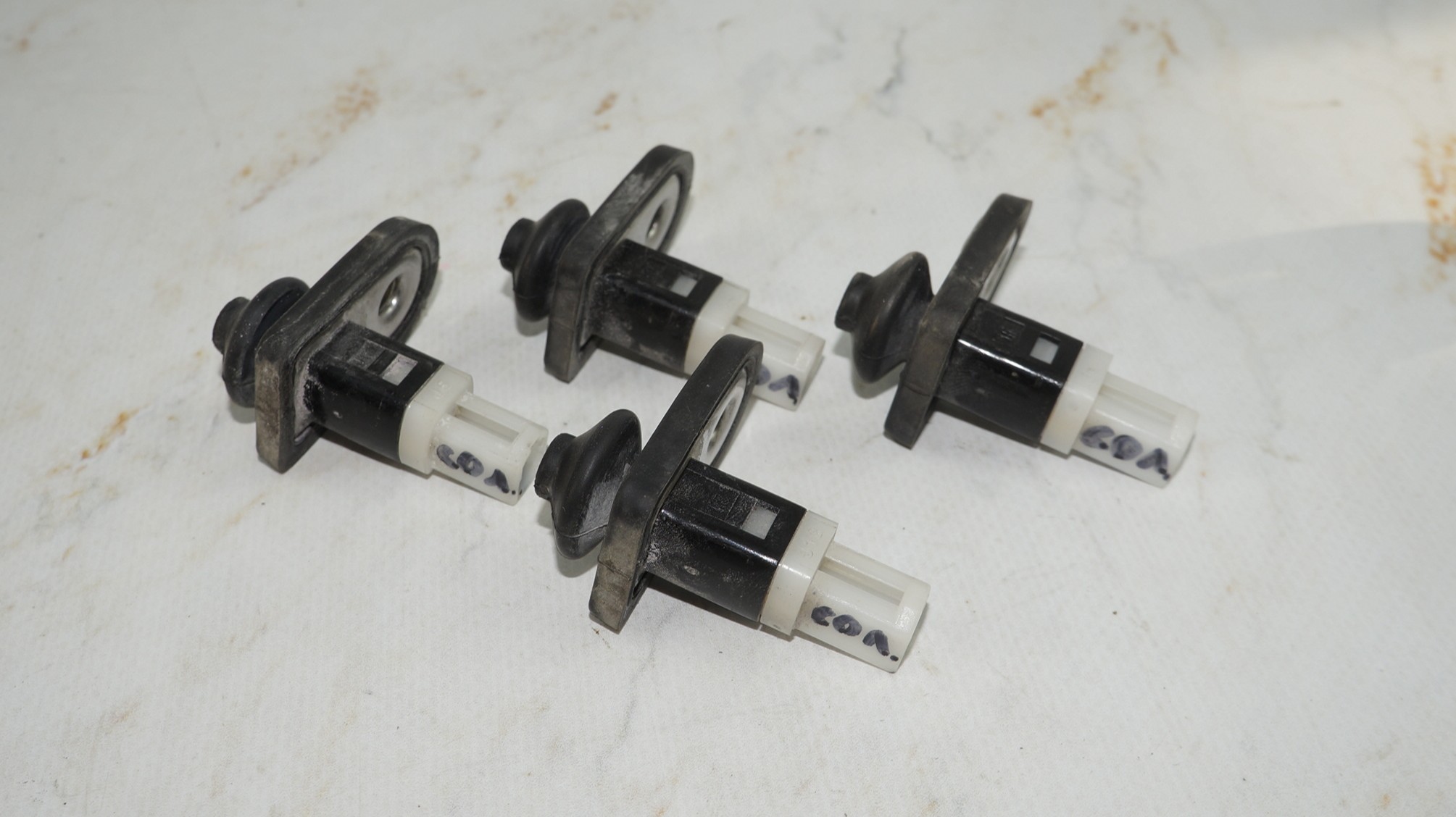 17704011 выключатель двери концевой hyundai solaris (1)