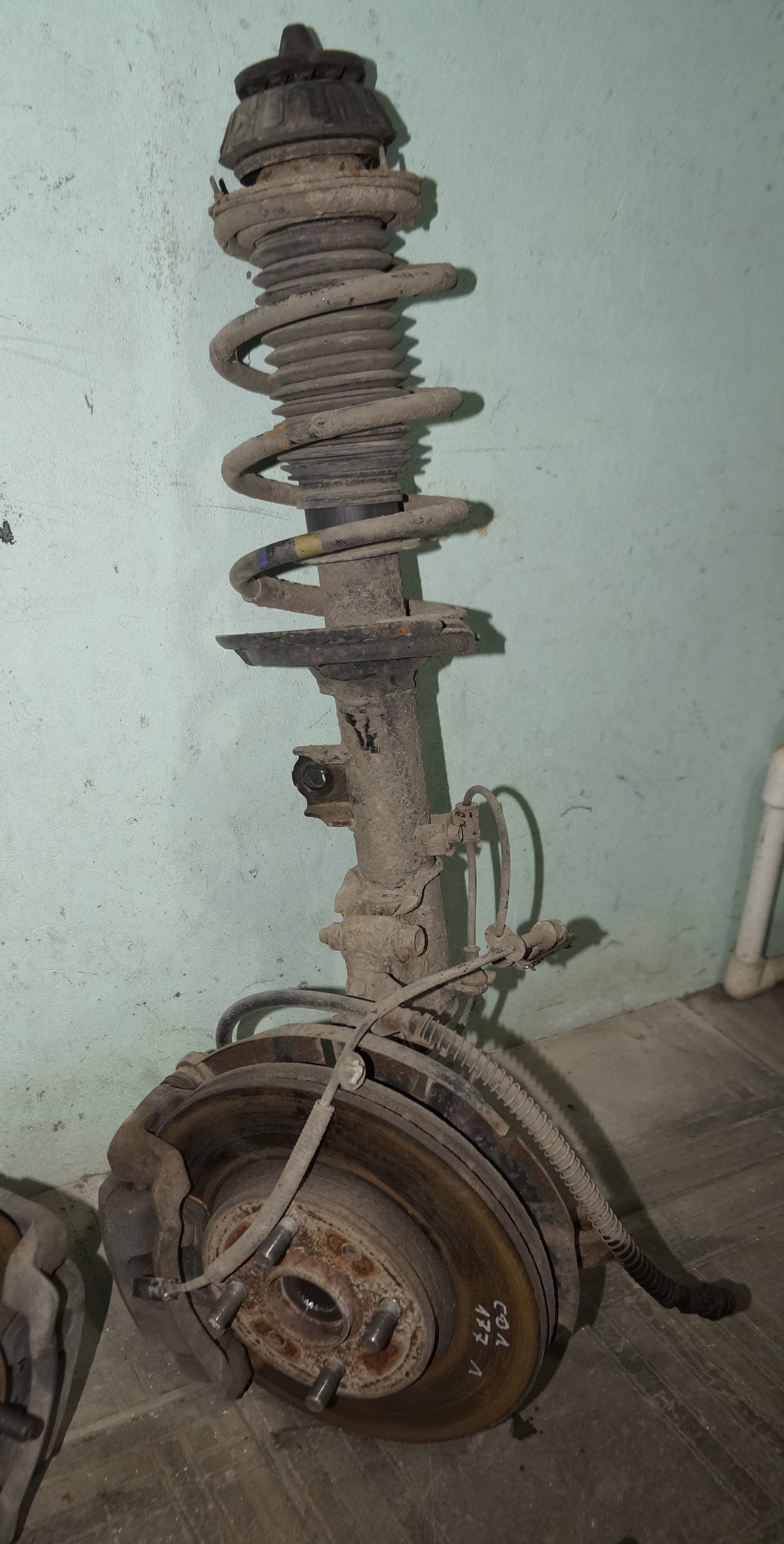 17704015 стойка перед левая в сборе hyundai solaris (1)