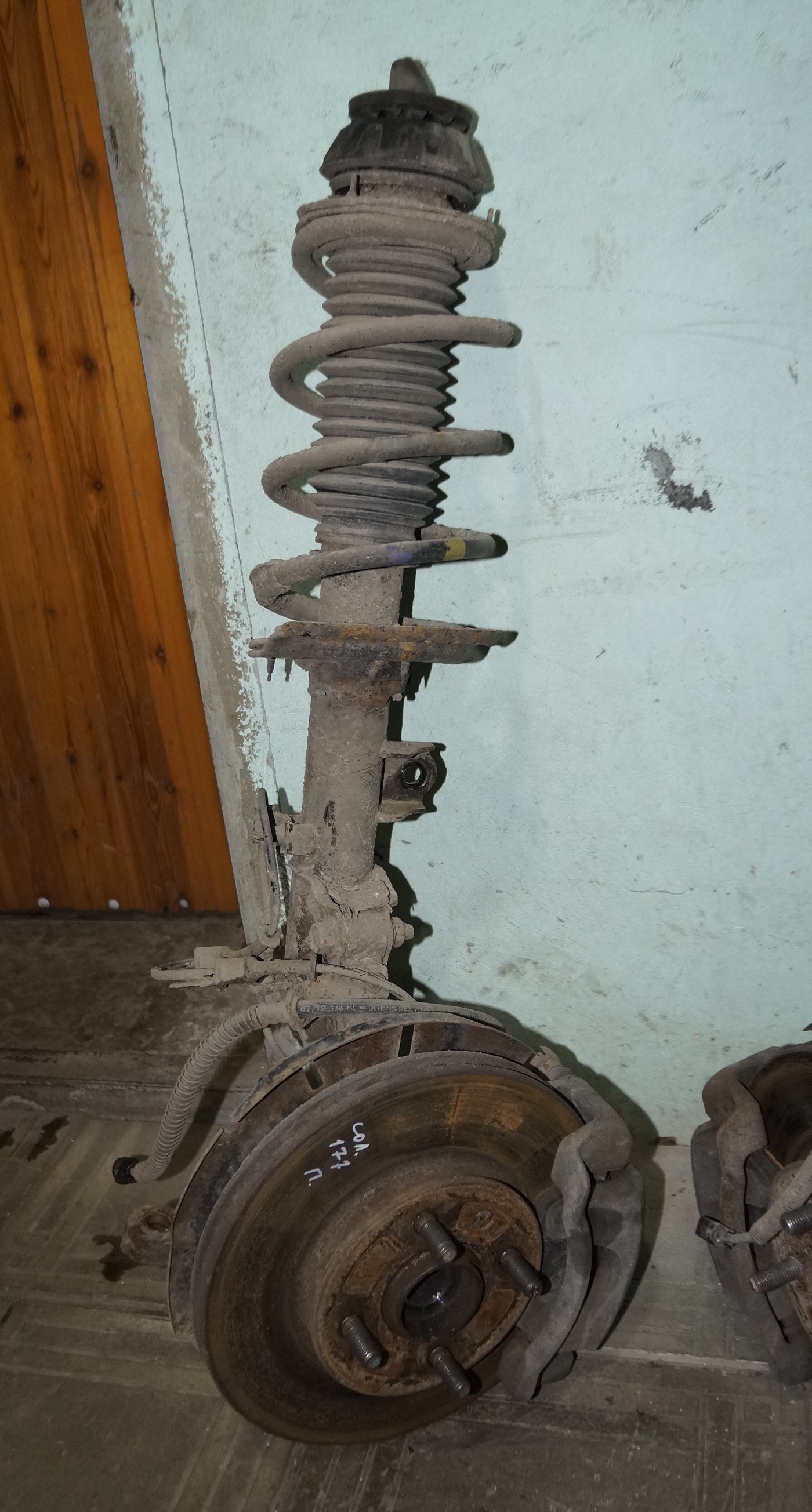 17704016 стойка перед прав в сборе hyundai solaris (1)