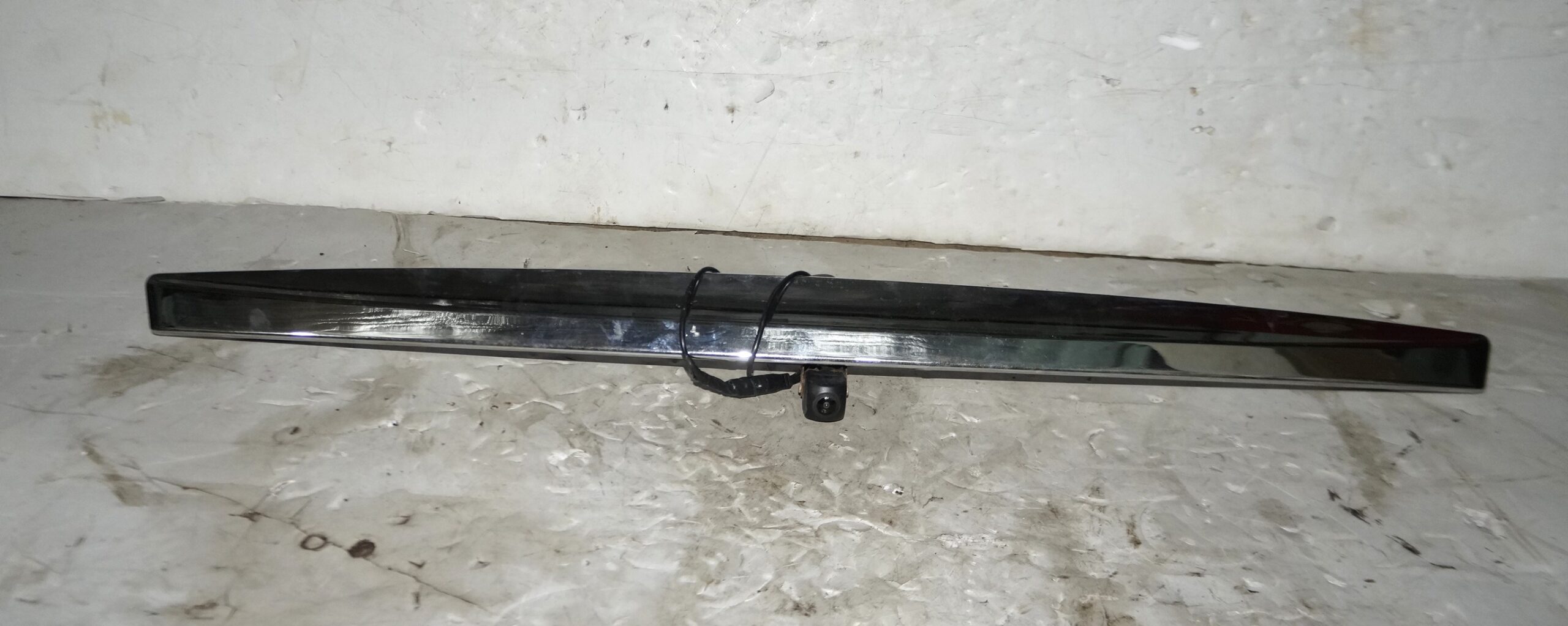 17704018 накладка наружная крышки багажника hyundai solaris (1)