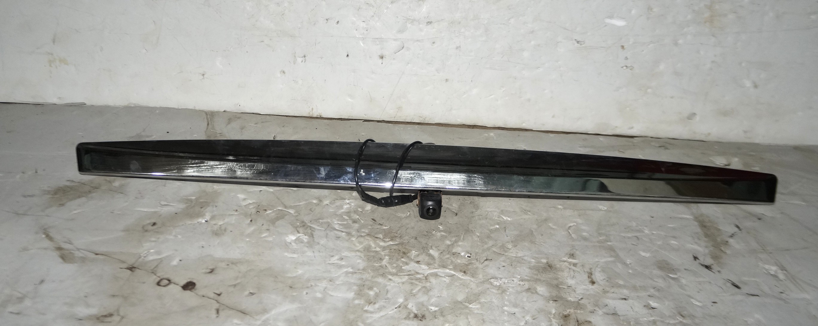 17704018 накладка наружная крышки багажника hyundai solaris (1)