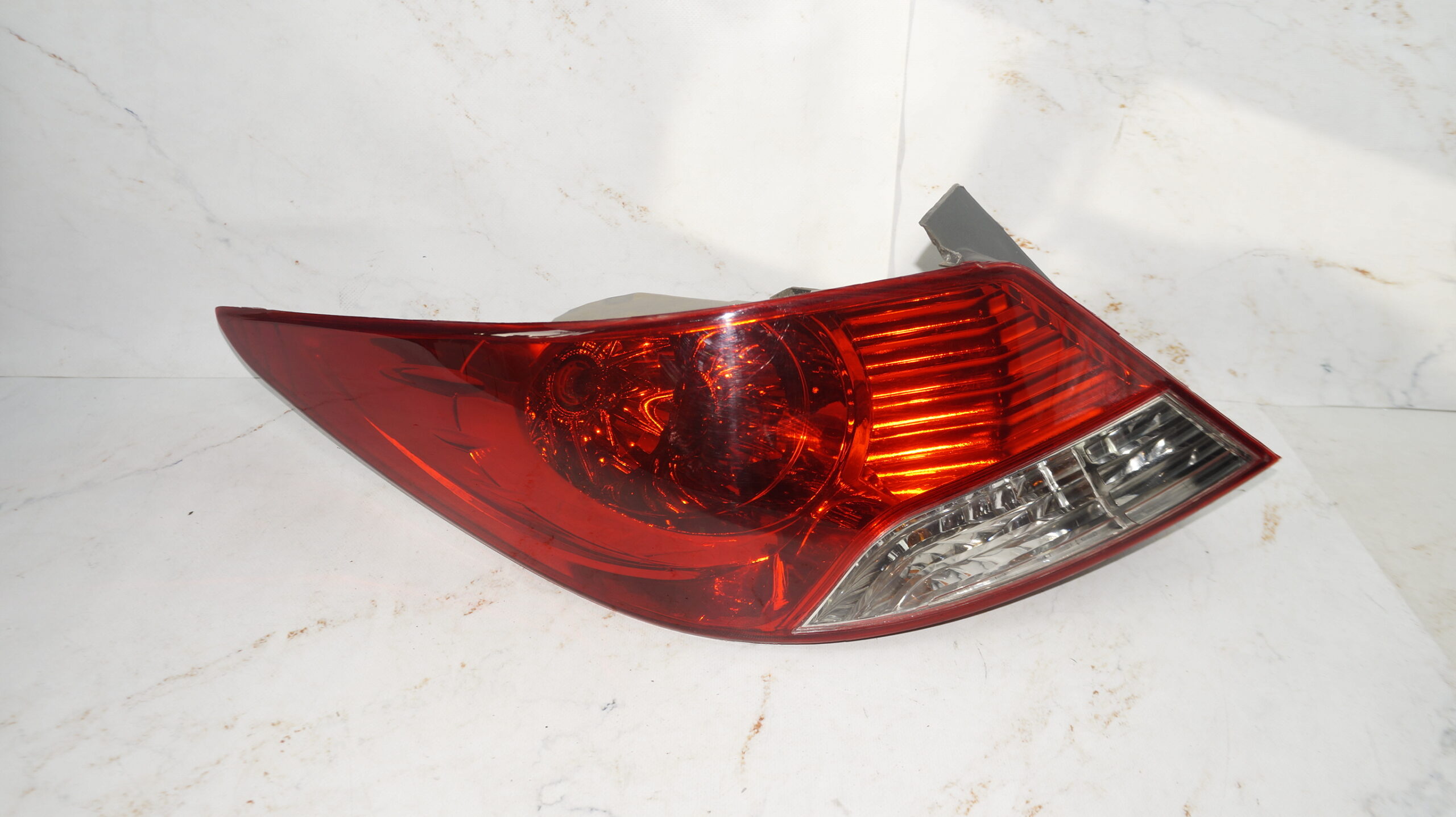 17704024 фонарь задний левый hyundai solaris (1)