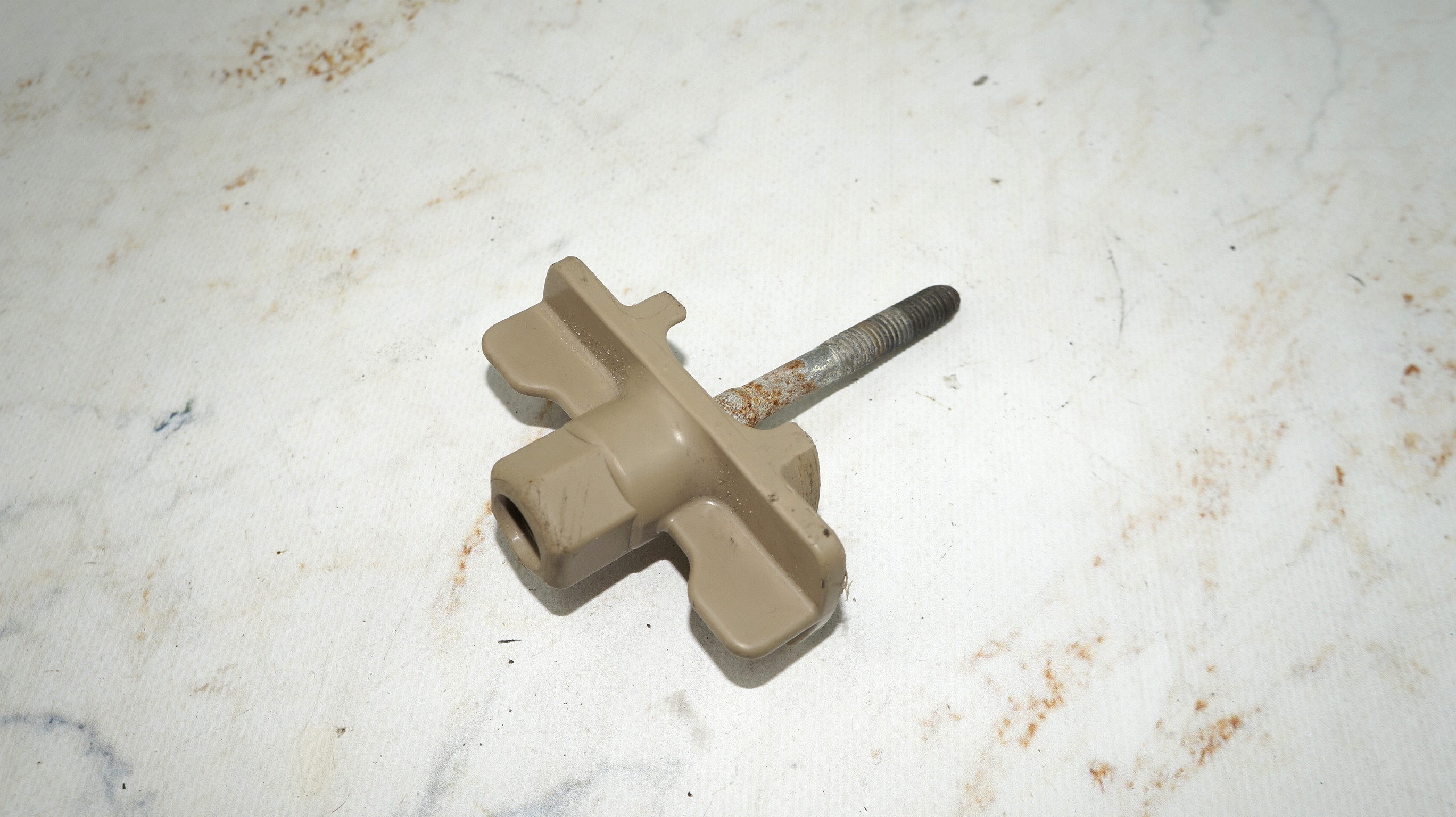 17704037 гайка крепления запасного колеса hyundai solaris (2)