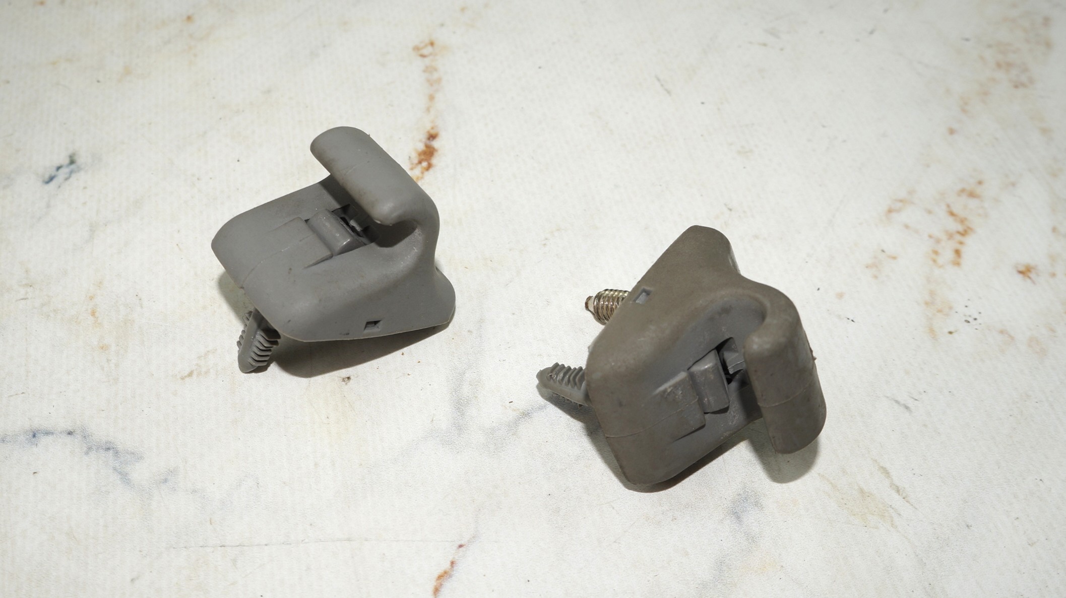 17704065 крючок солнцезащитного козырька hyundai solaris (1)