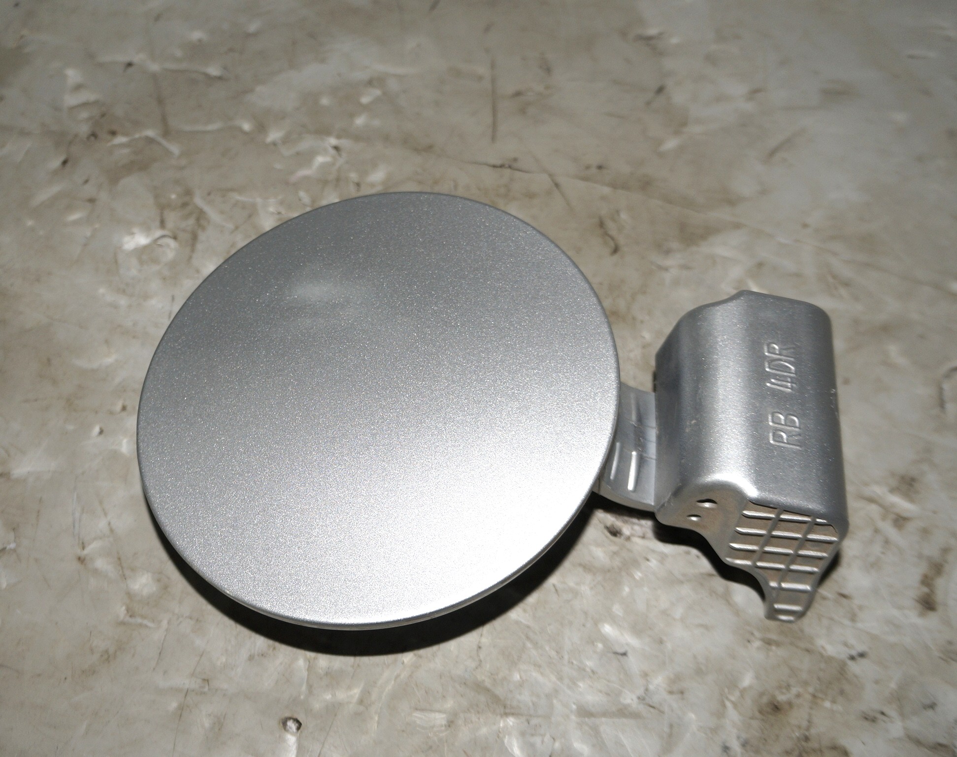 17704066 лючок бензобака hyundai solaris (1)