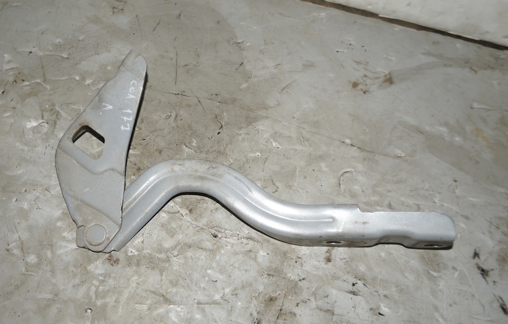 17704091 петля капота левая hyundai solaris (1)