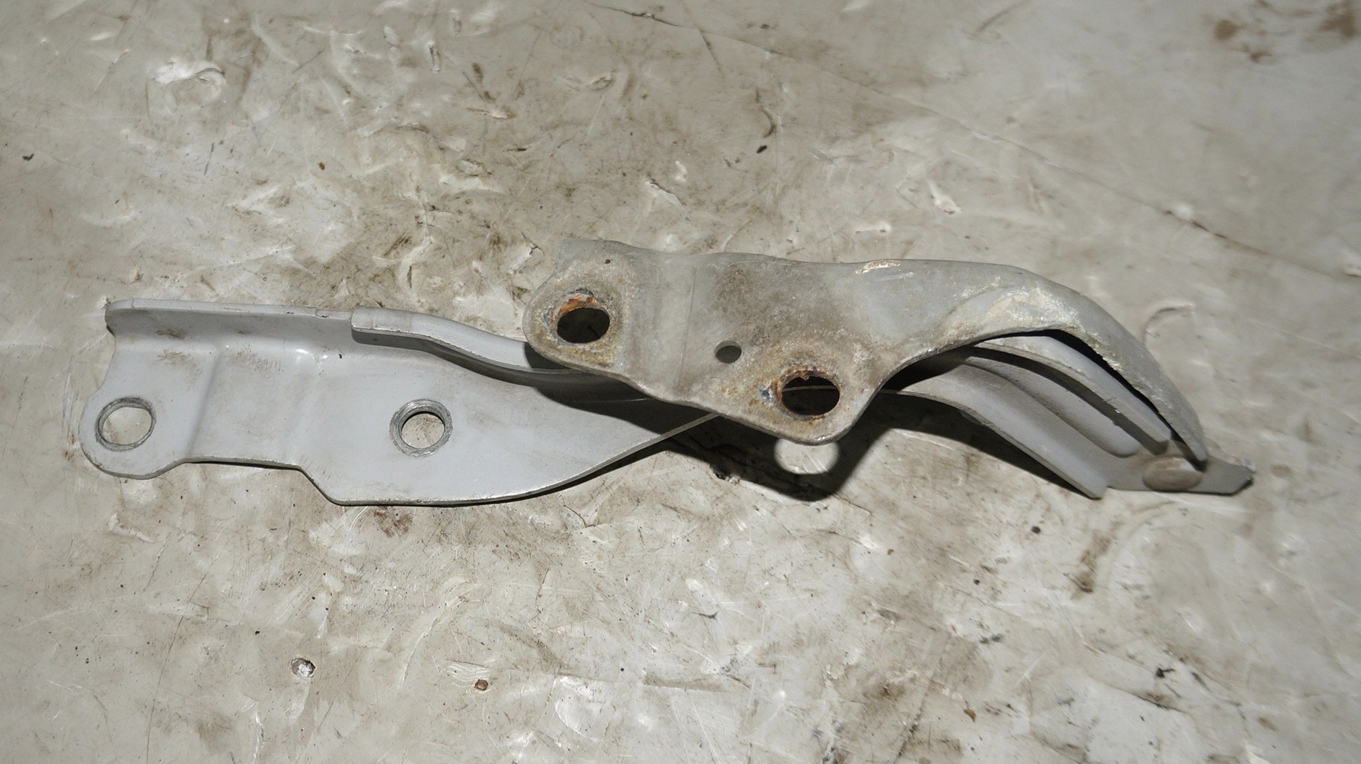 17704092 петля капота правая hyundai solaris (1)