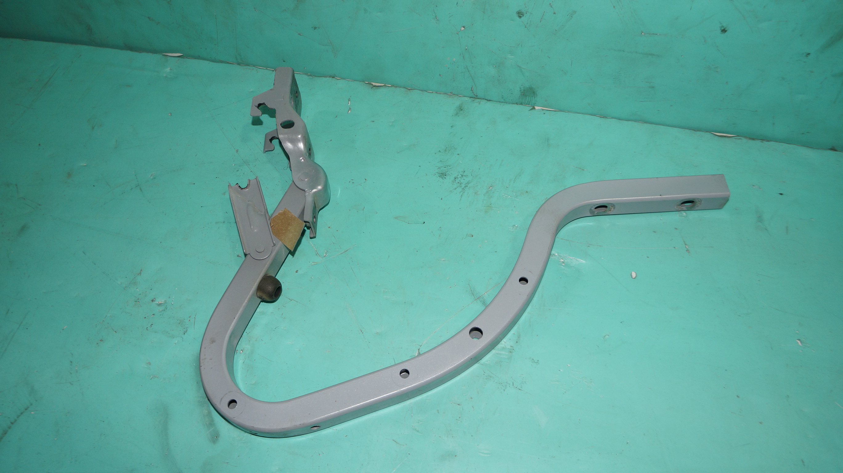 17704093 петля крышки багажника лев hyundai solaris (1)