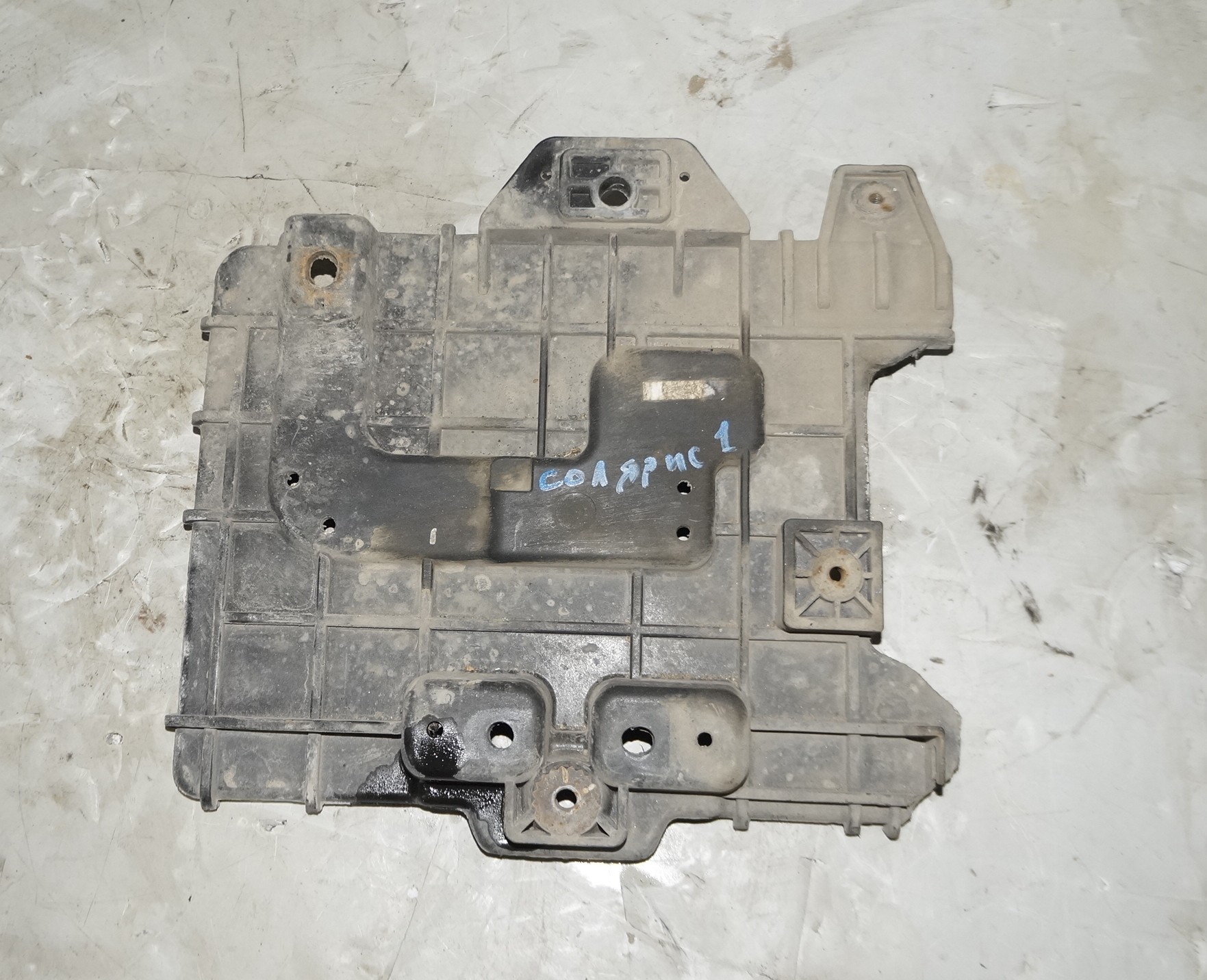 17704096 площадка аккумулятора hyundai solaris (1)