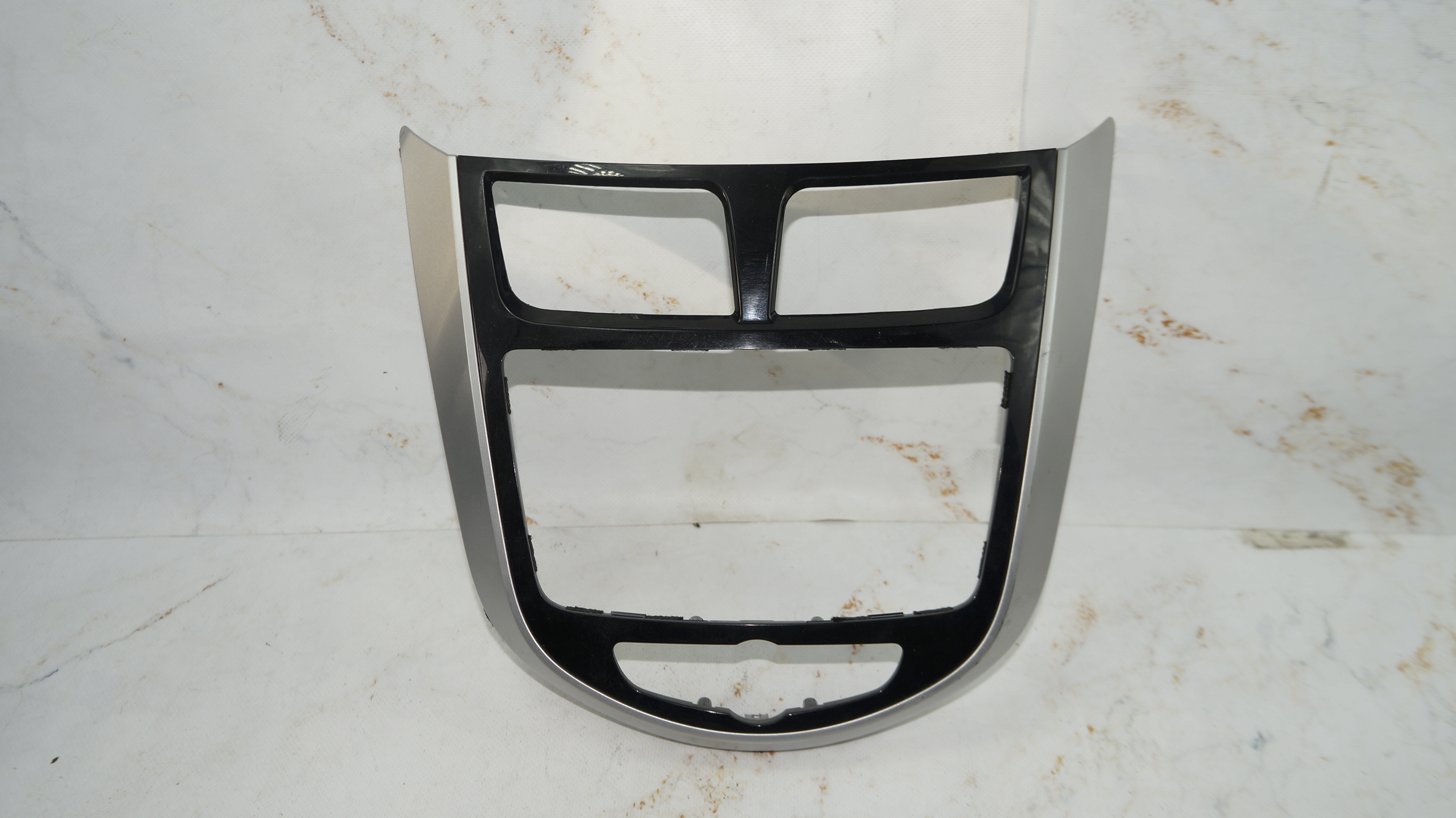 17704113 рамка штатной магнитолы hyundai solaris (1)