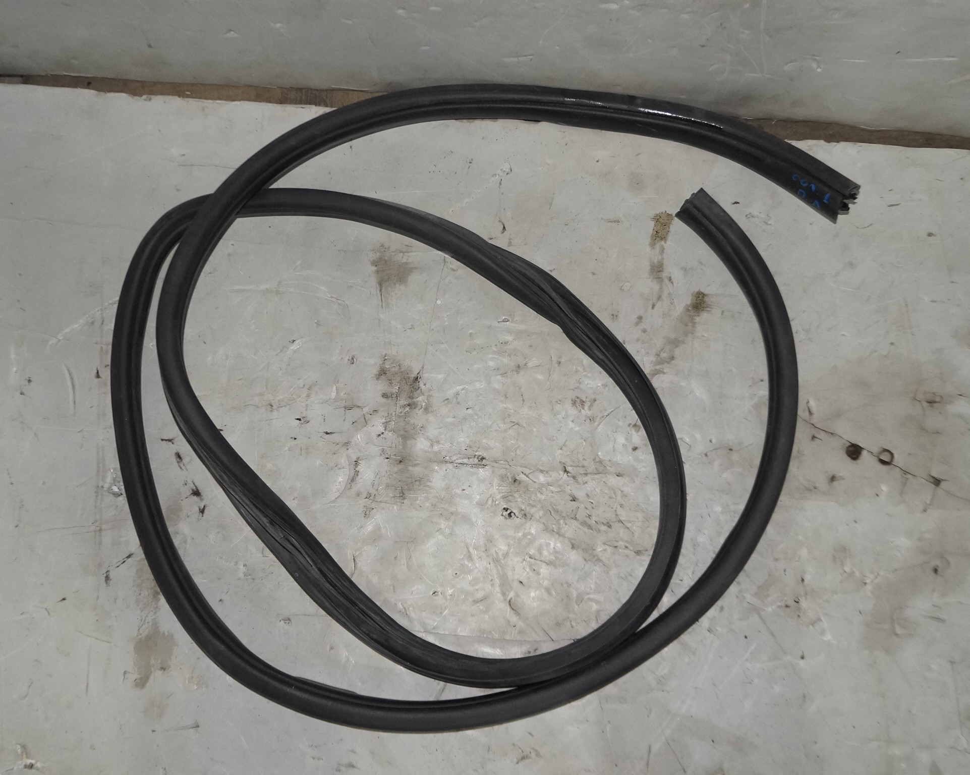 17704145 уплотнитель рез куз проёма п л двери hyundai solaris (1)