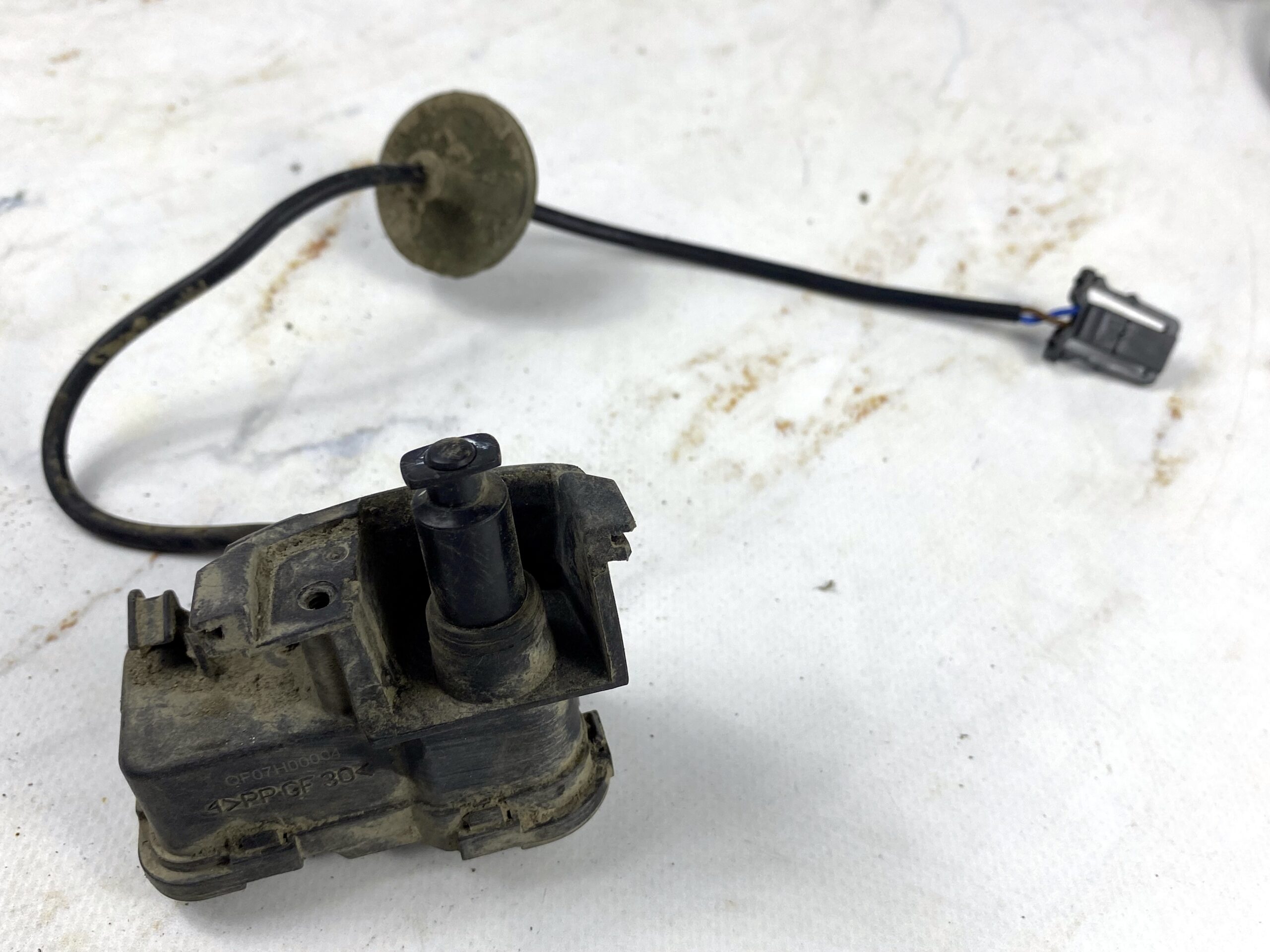 17815004 активатор лючка бензобака vw polo 2016 (1)