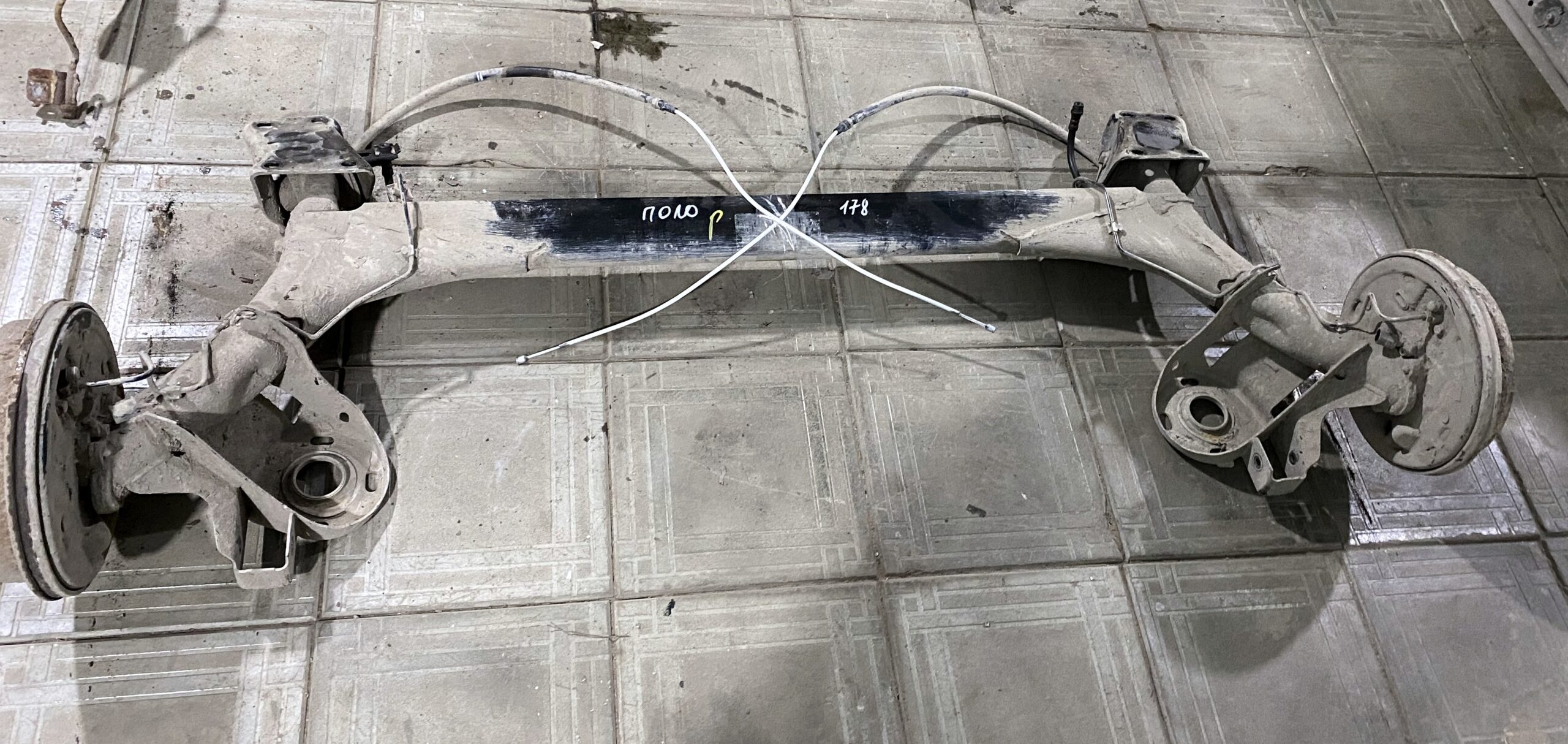 17815007 балка задняя в сборе как на фото барабаны vw polo 2016 (1)