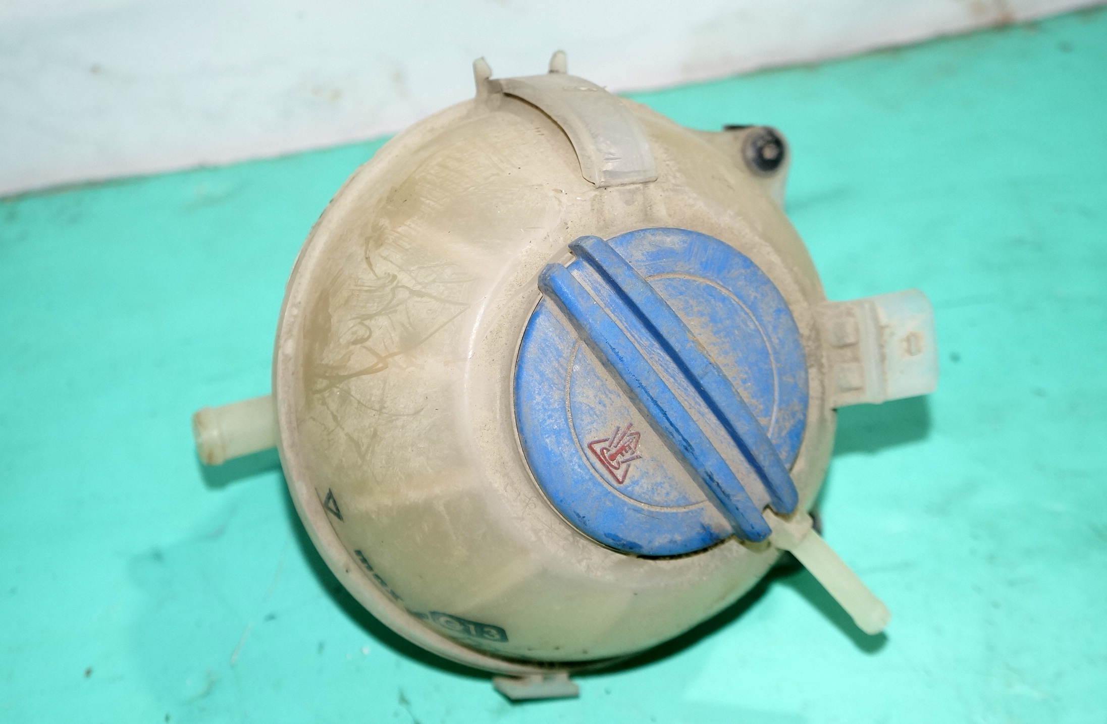 17815010 бачок расширительный с крышкой vw polo 2016 (1)