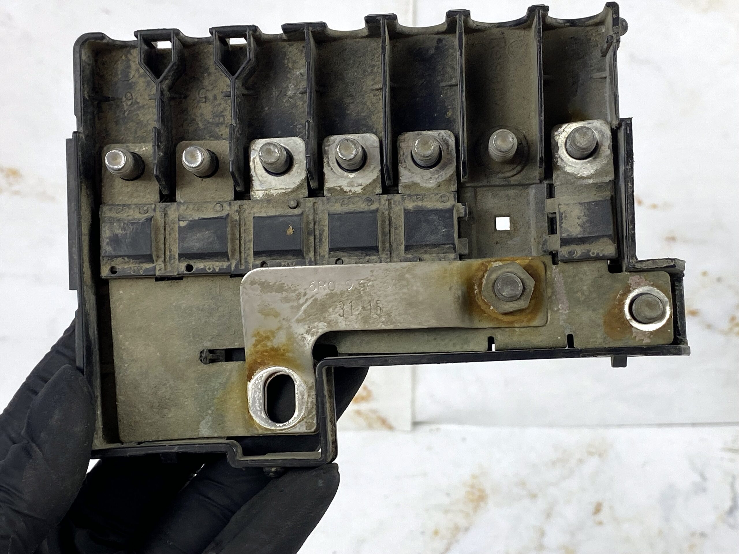 17815013 блок предохранителей на акб vw polo 2016 (1)