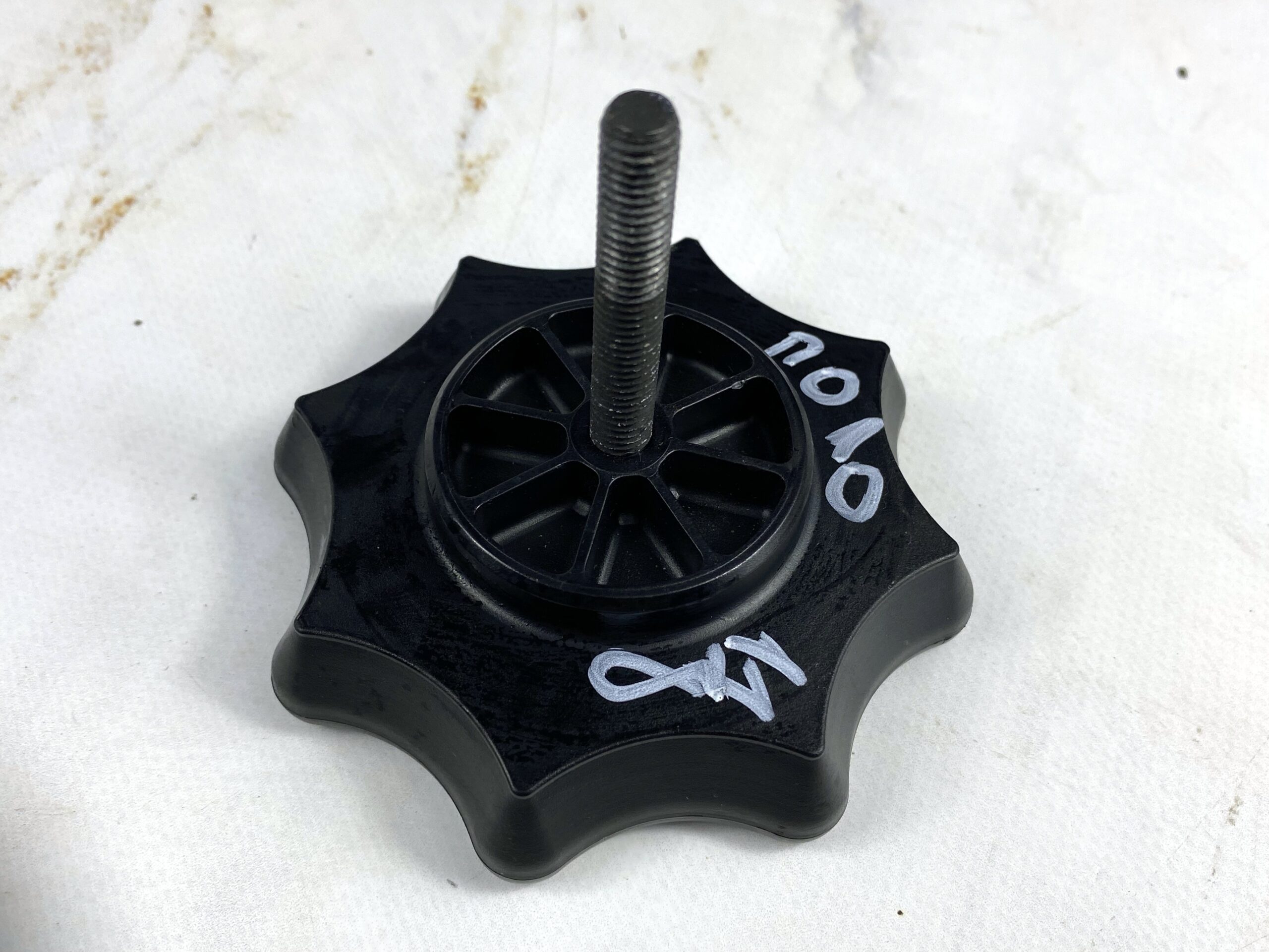 17815020 гайка крепления запасного колеса vw polo 2016 (1)