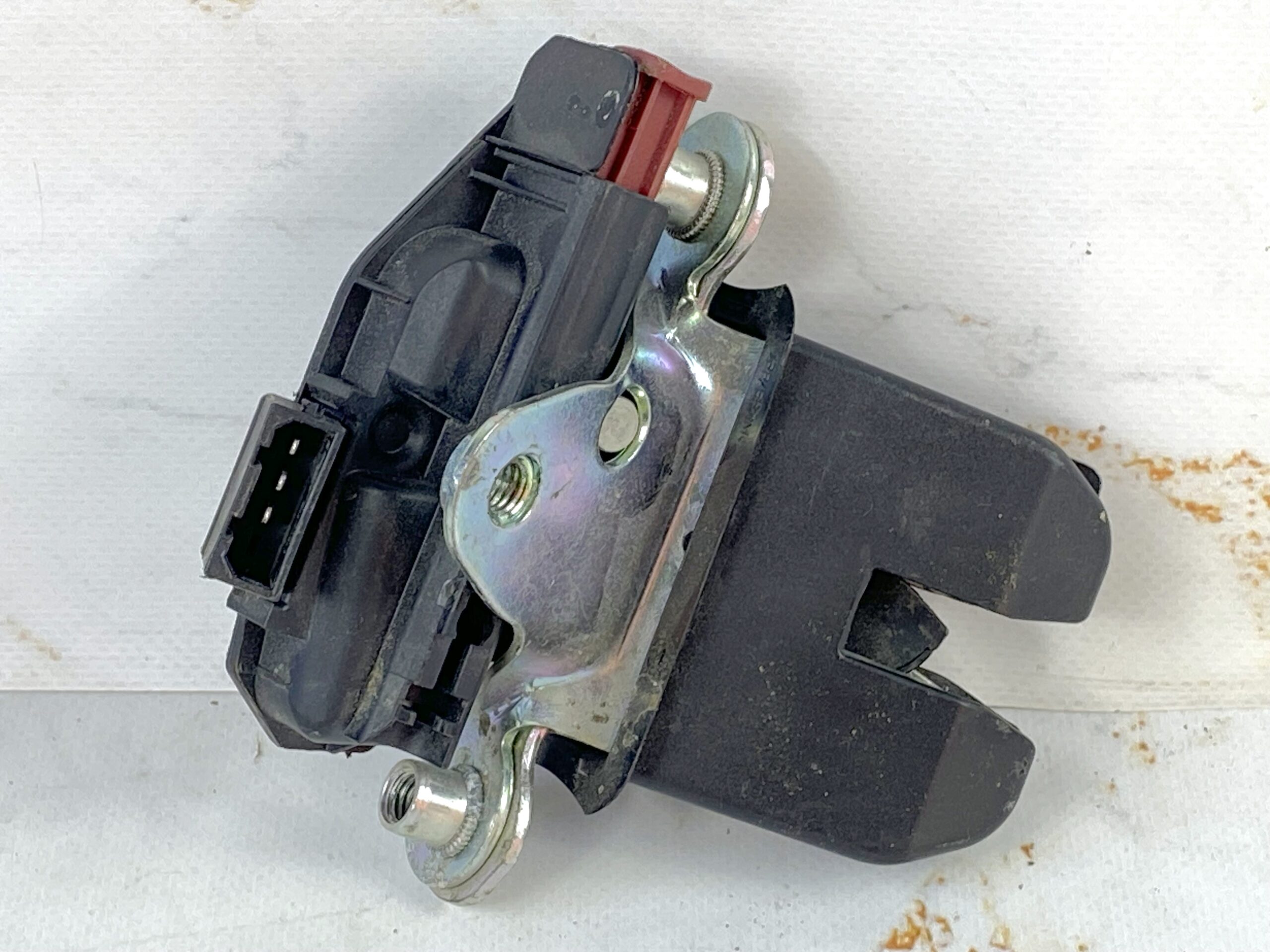 17815028 замок багажника vw polo 2016 (1)