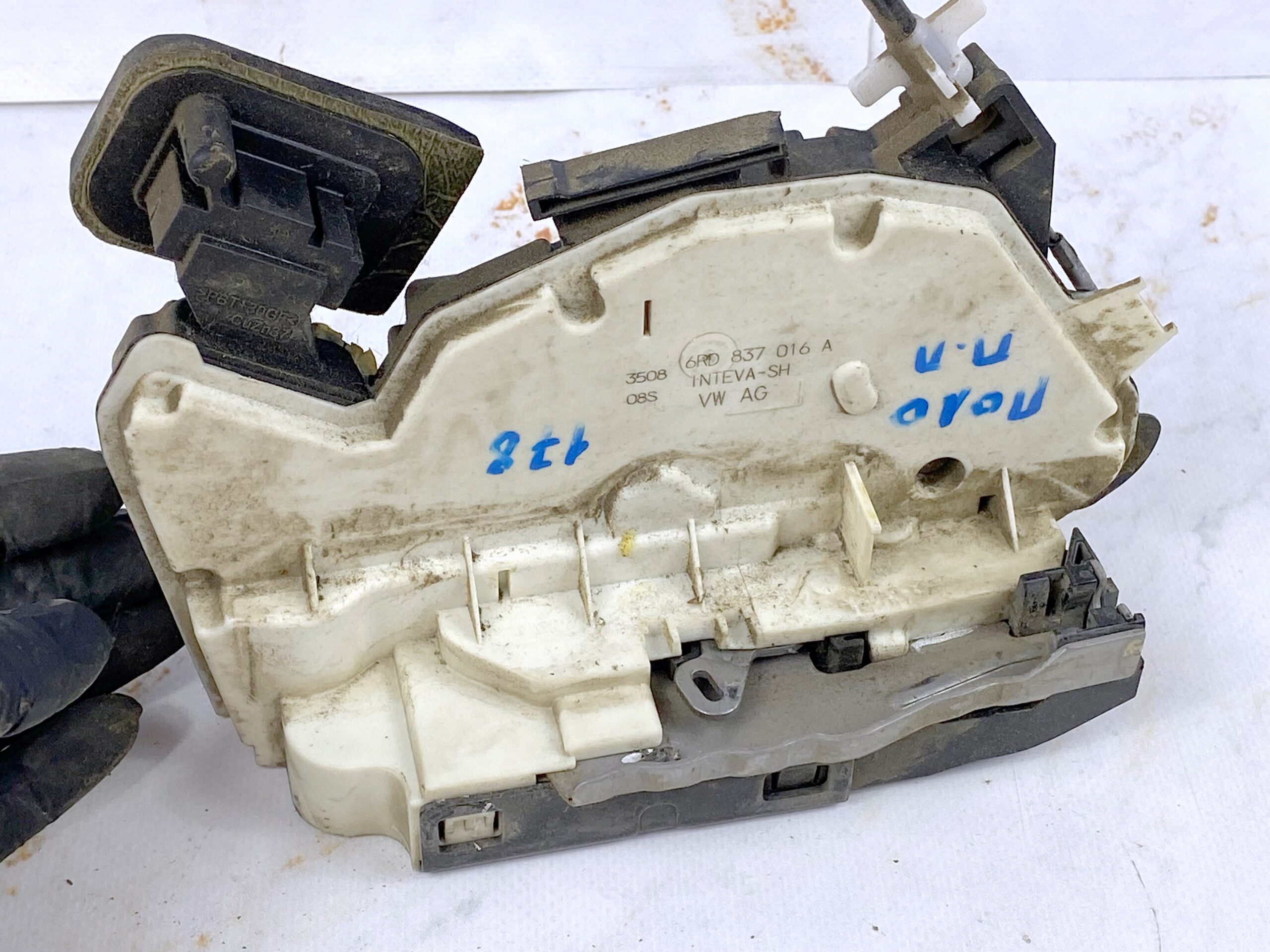 17815031 замок двери передней правой vw polo 2016 (1)