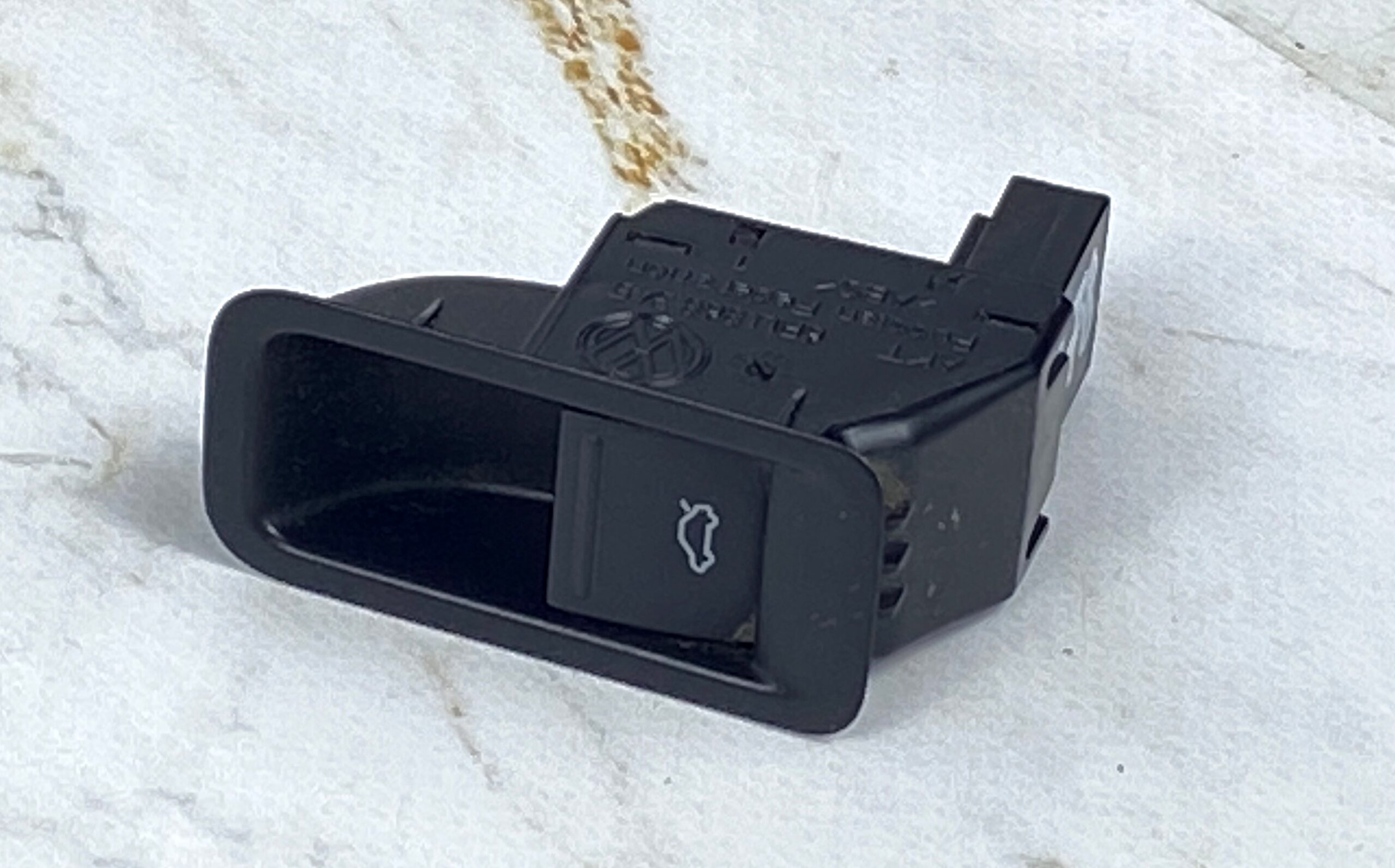 17815044 кнопка открывания багажника vw polo 2016 (1)