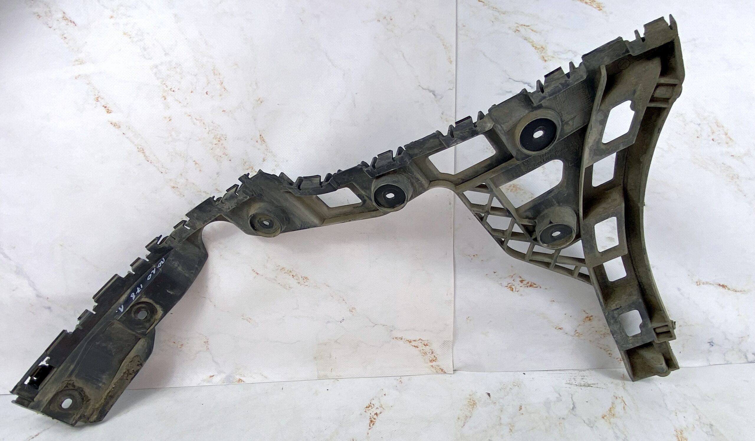 17815049 крепление заднего бампера боковое левое vw polo 2016 (1)