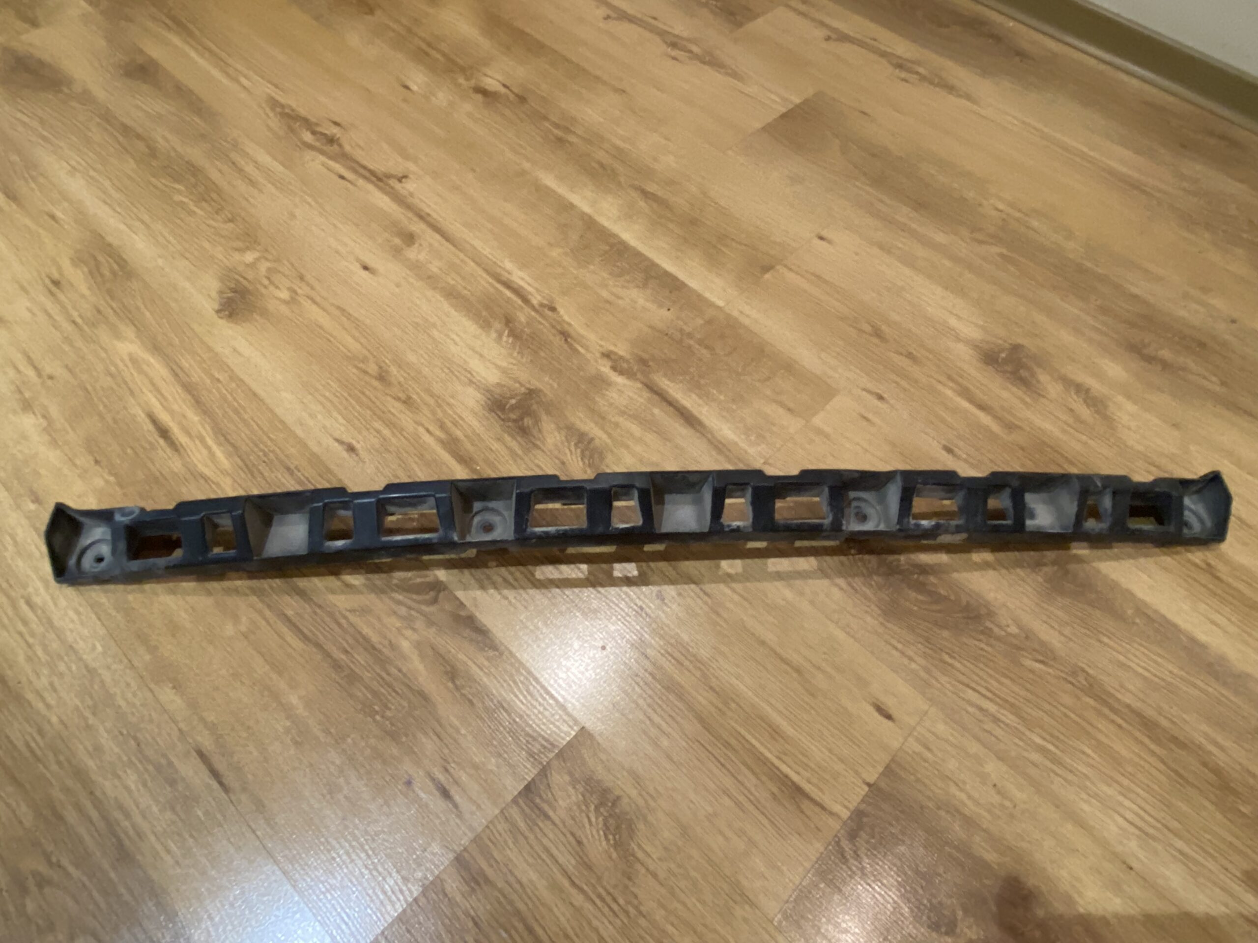 17815051 крепление заднего бампера центральное vw polo 2016 (1)