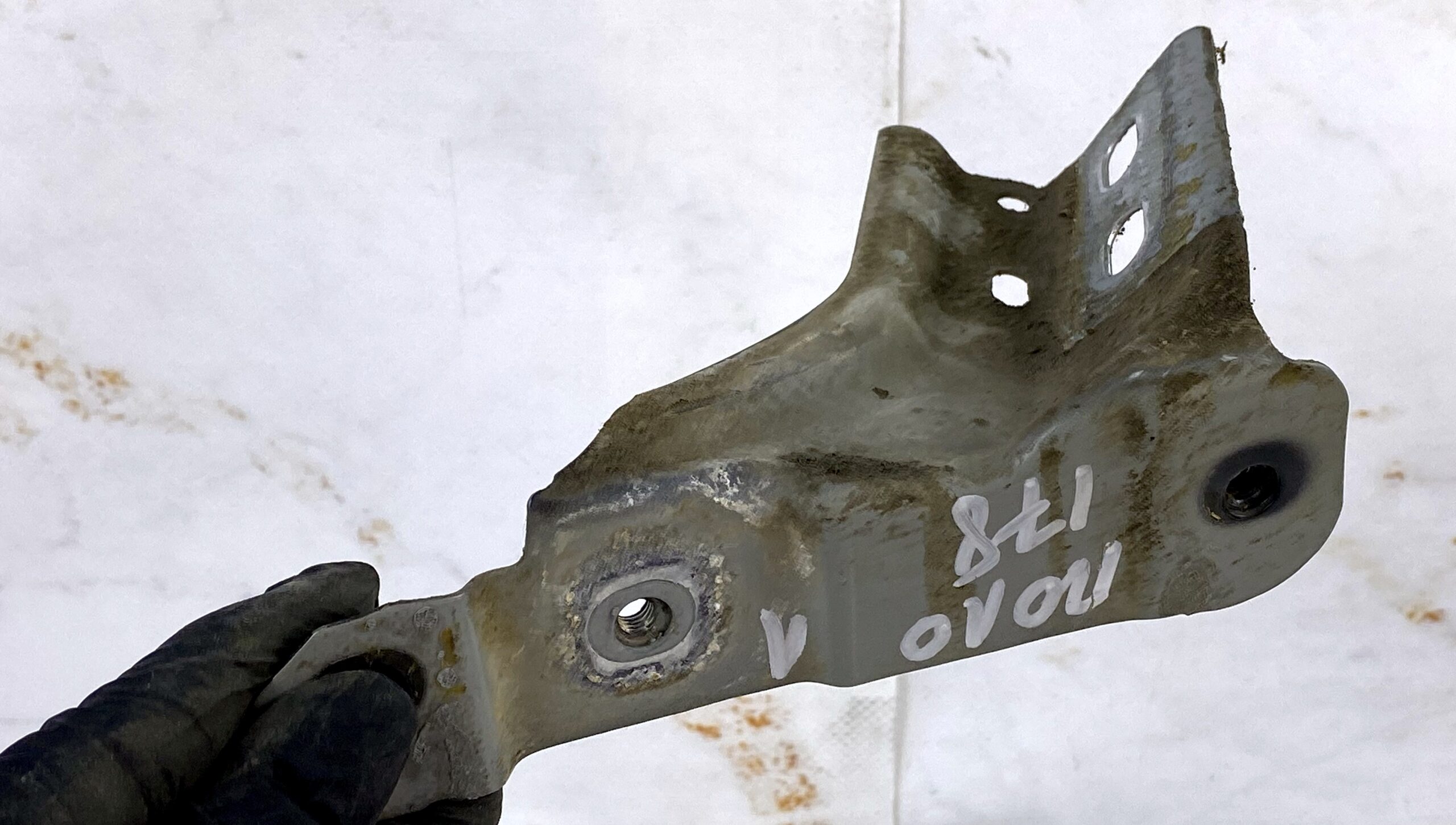 17815052 кронштейн крепления крыла переднего левого vw polo 2016 (1)