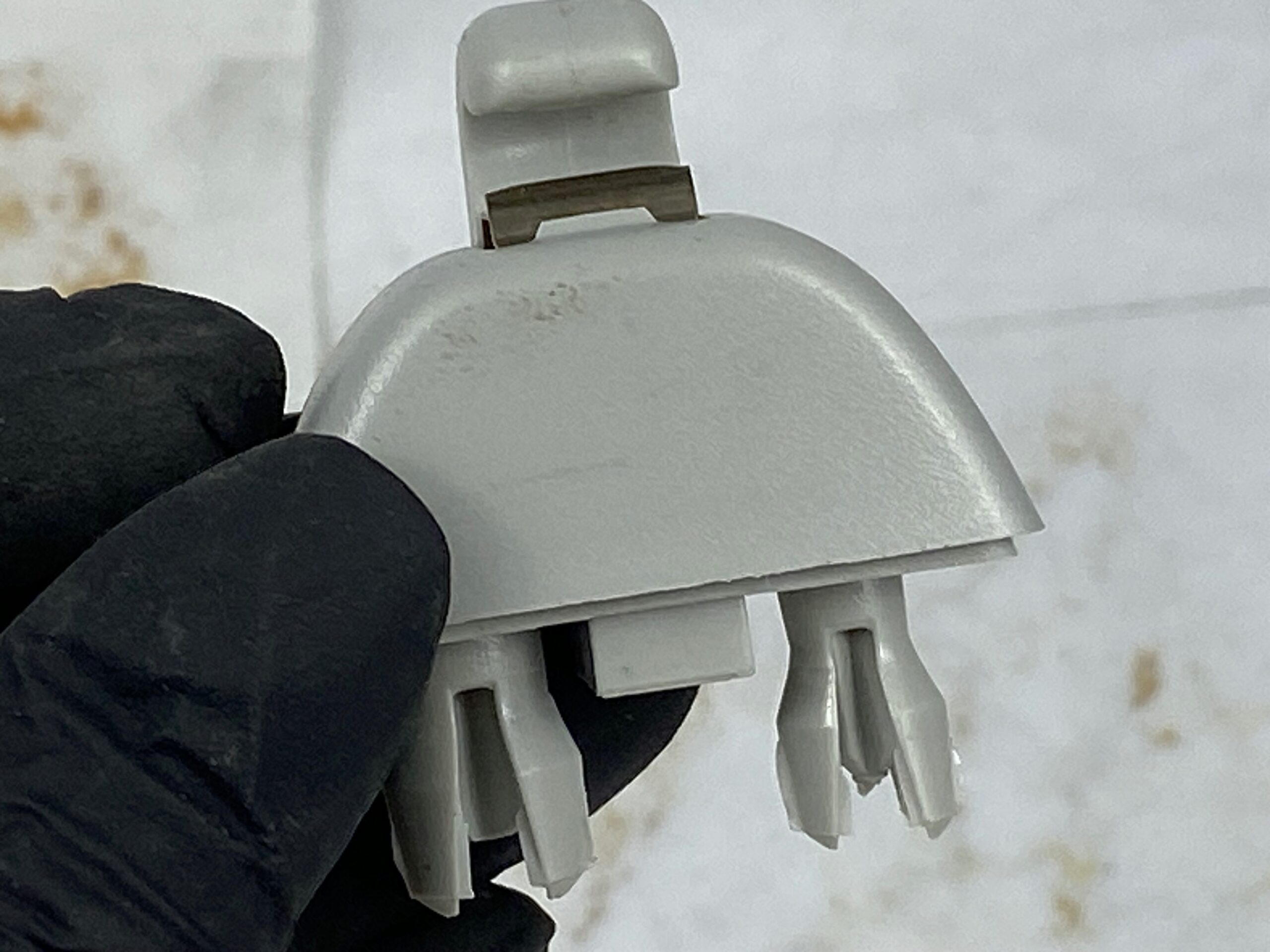 17815056 крючок солнцезащитного козырька vw polo 2016 (2)