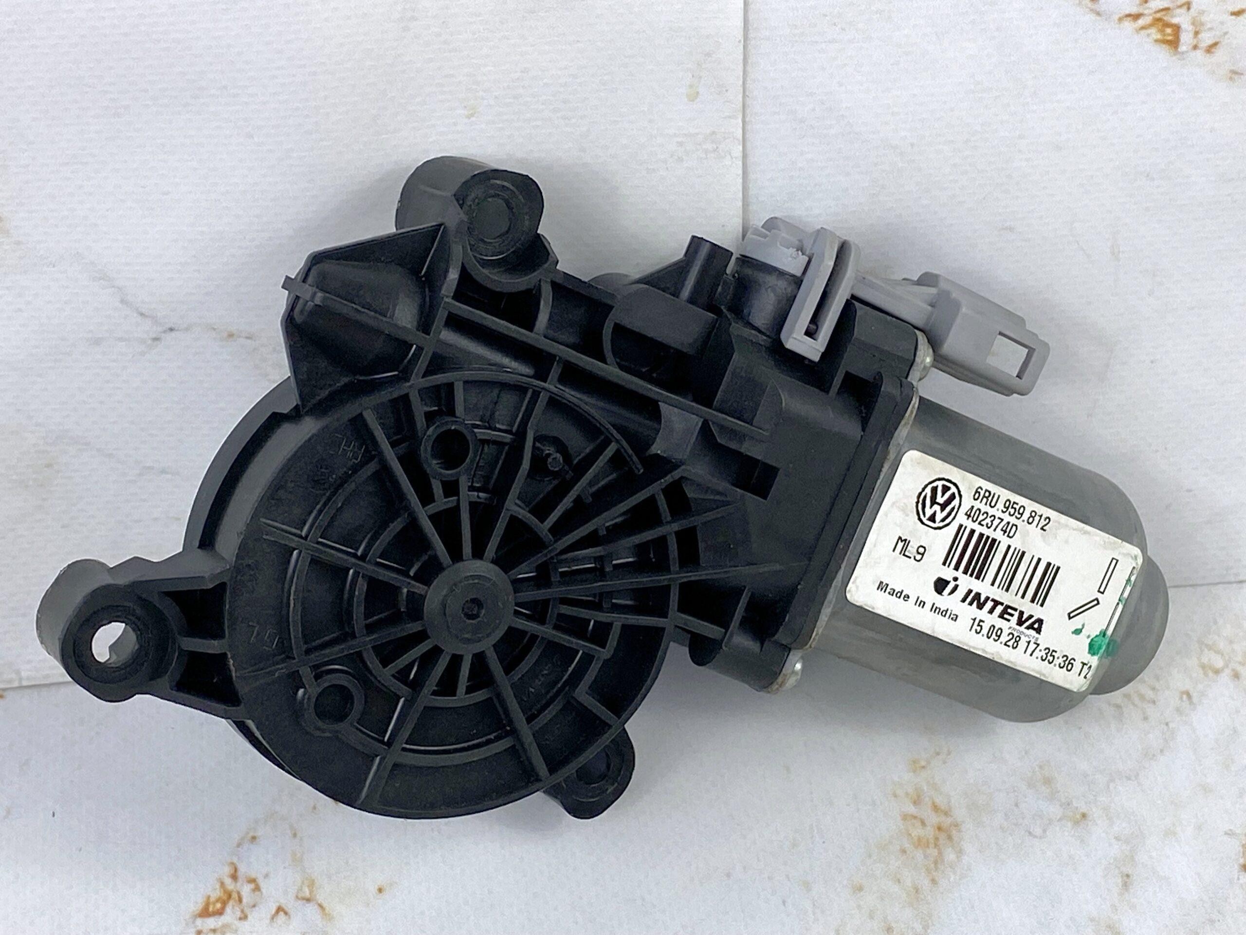 17815063 моторчик стеклоподъемника задний левый vw polo 2016 (1)