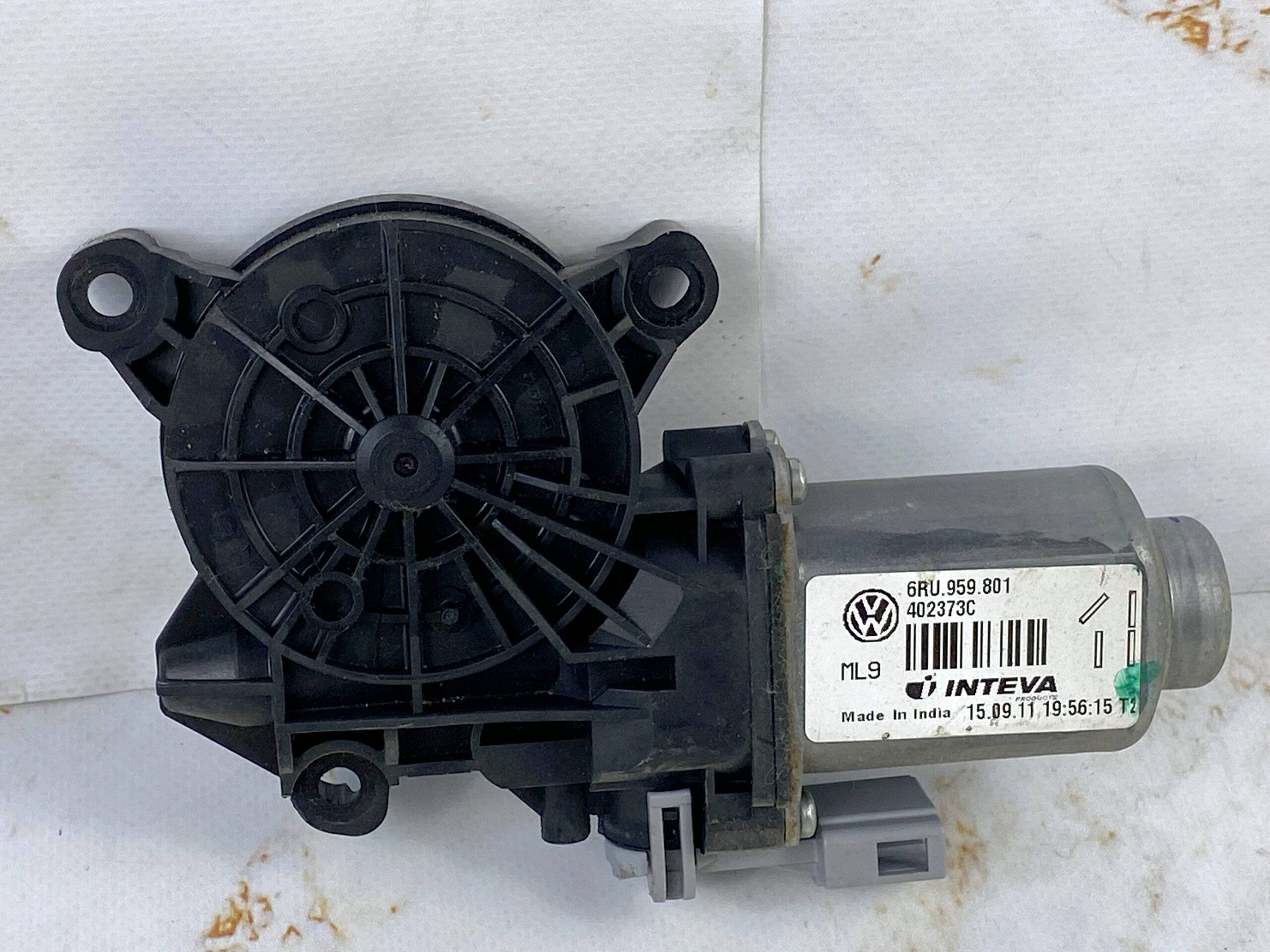 17815064 моторчик стеклоподъемника передний левый vw polo 2016 (1)