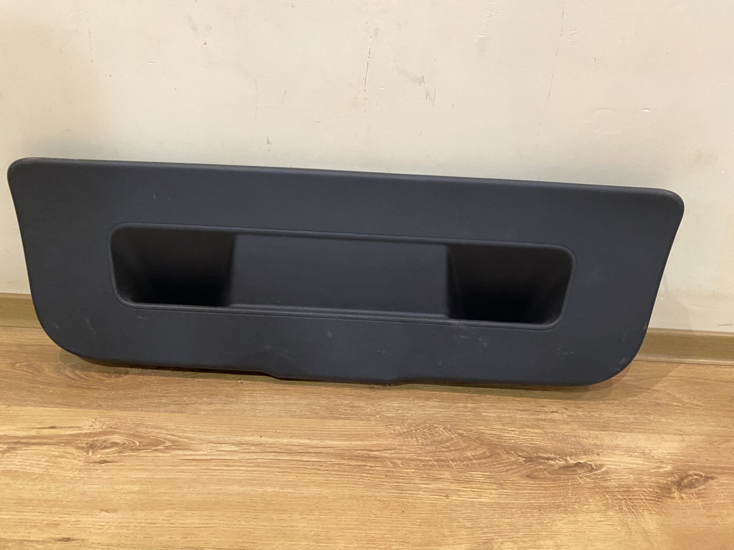 17815070 накладка внутренняя крышки багажника vw polo 2016 (1)