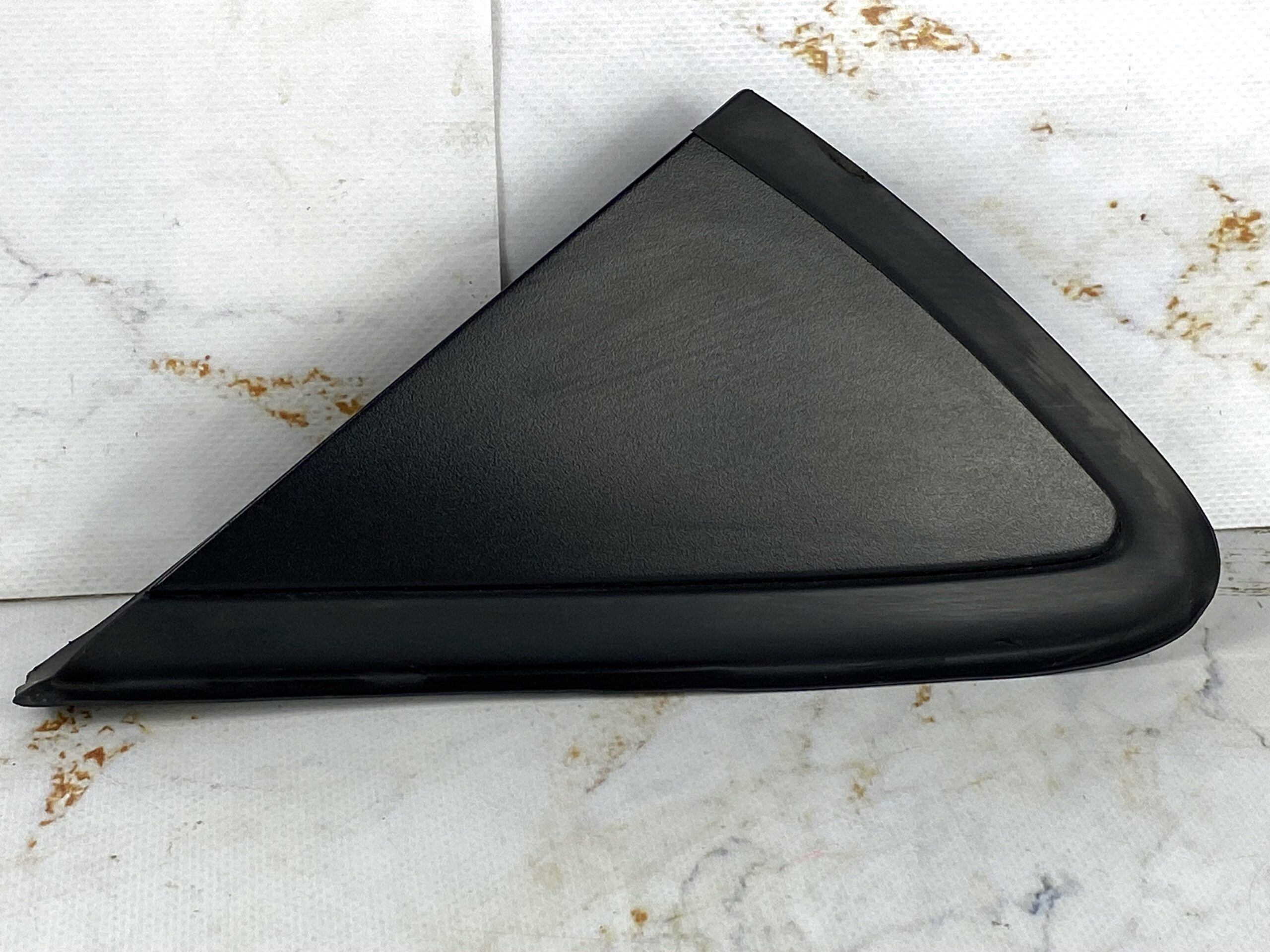 17815075 накладка наружная переднего крыла треугольная левая vw polo 2016 (1)