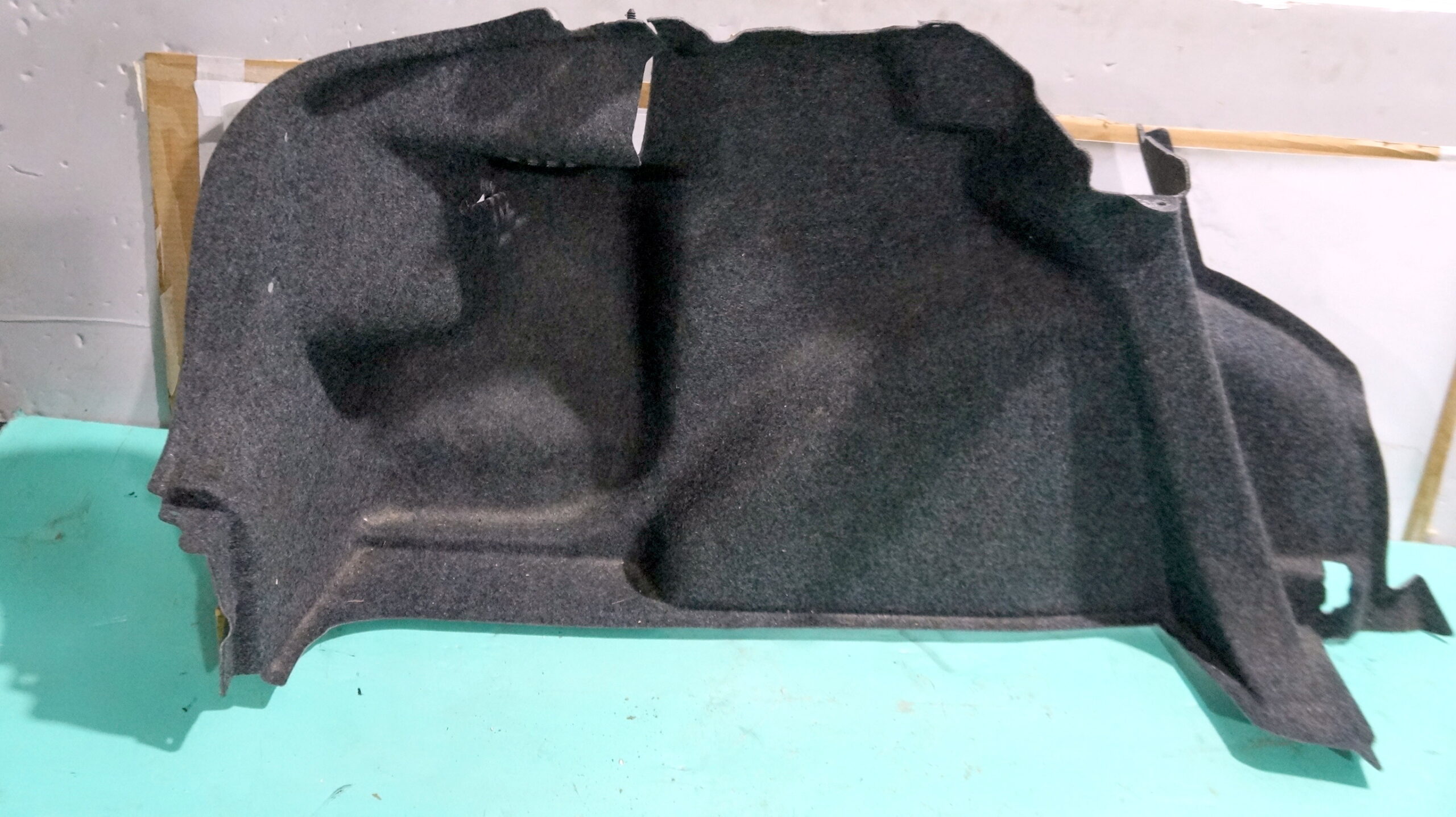 17815079 обшивка багажника боковая левая vw polo 2016 (1)