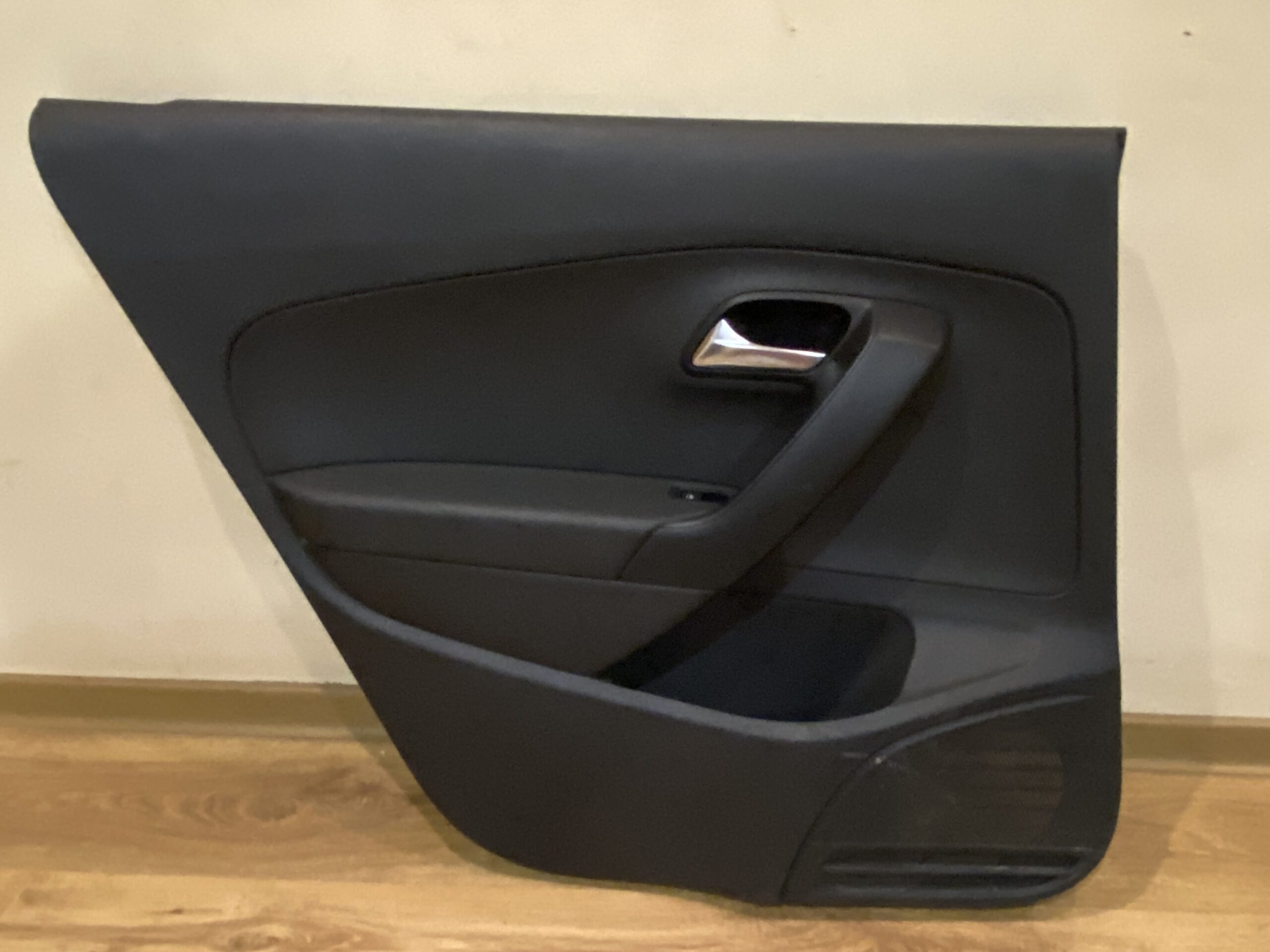 17815081 обшивка двери задняя левая vw polo 2016 (1)